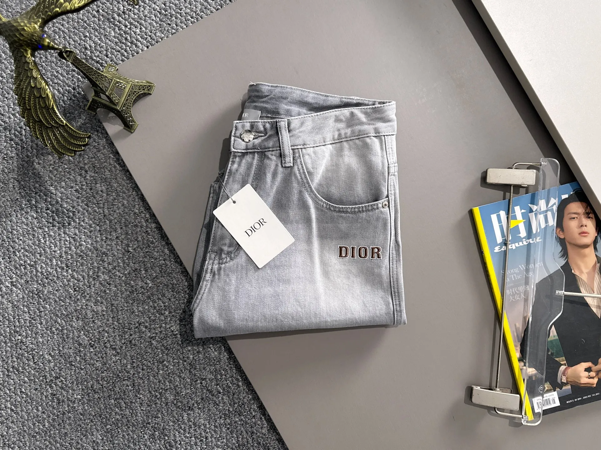 🅿️330 Dior 2025 summer new jeans denim shorts are produced using imported Japanese Denim plain cotton denim fabrics, complete with three standards. The top stone-washed process makes the texture reach the old taste of the 1980s. It is soft, delicate, comfortable and breathable. The color has a modern and fashionable vicissitudes. The upper body is versatile and fashionable! Light luxury, a must-have item for daily commuting! Code number: 28-40 (please state your height and weight when placing an order)