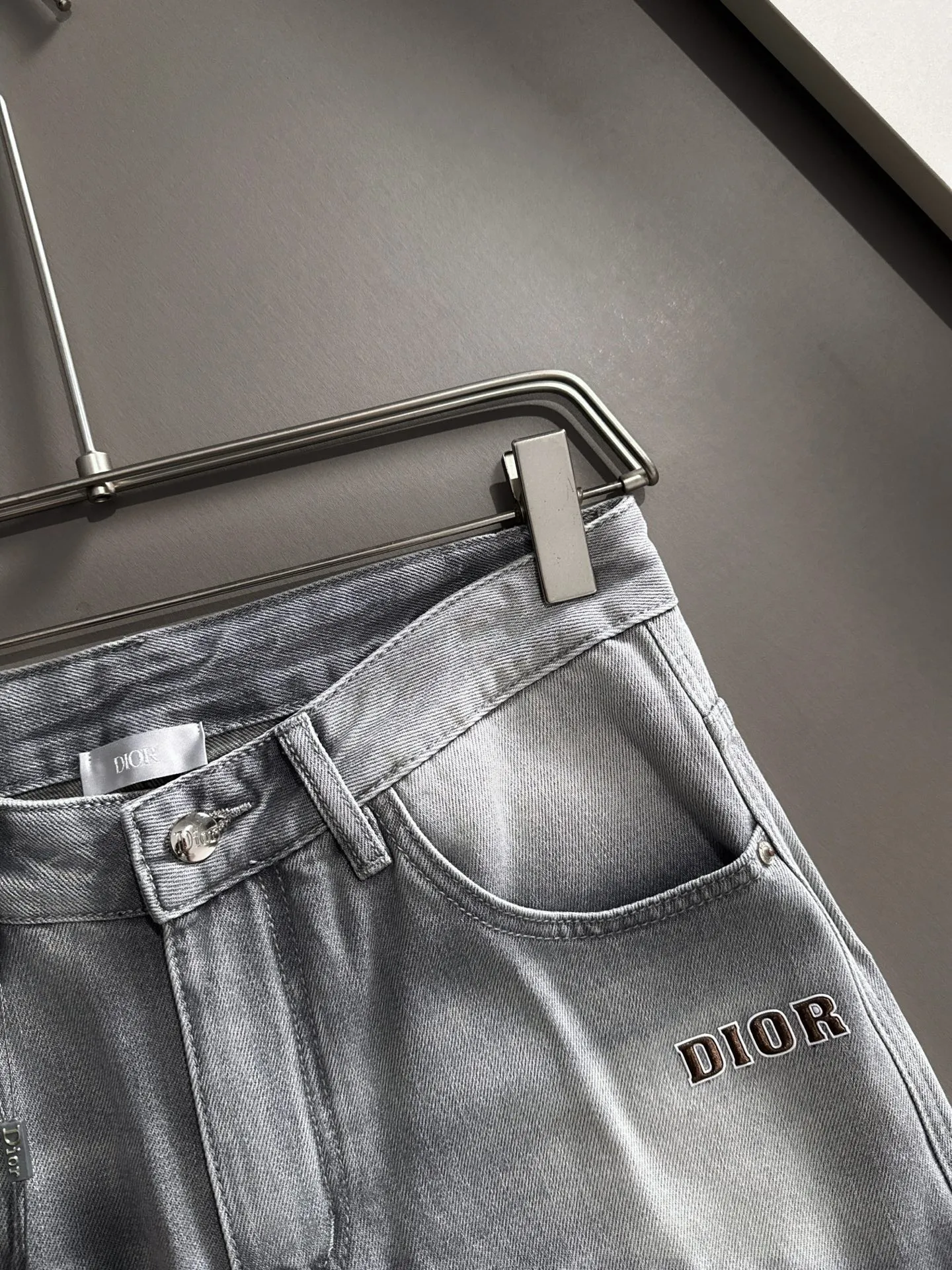 🅿️330 Dior 2025 summer new jeans denim shorts are produced using imported Japanese Denim plain cotton denim fabrics, complete with three standards. The top stone-washed process makes the texture reach the old taste of the 1980s. It is soft, delicate, comfortable and breathable. The color has a modern and fashionable vicissitudes. The upper body is versatile and fashionable! Light luxury, a must-have item for daily commuting! Code number: 28-40 (please state your height and weight when placing an order)