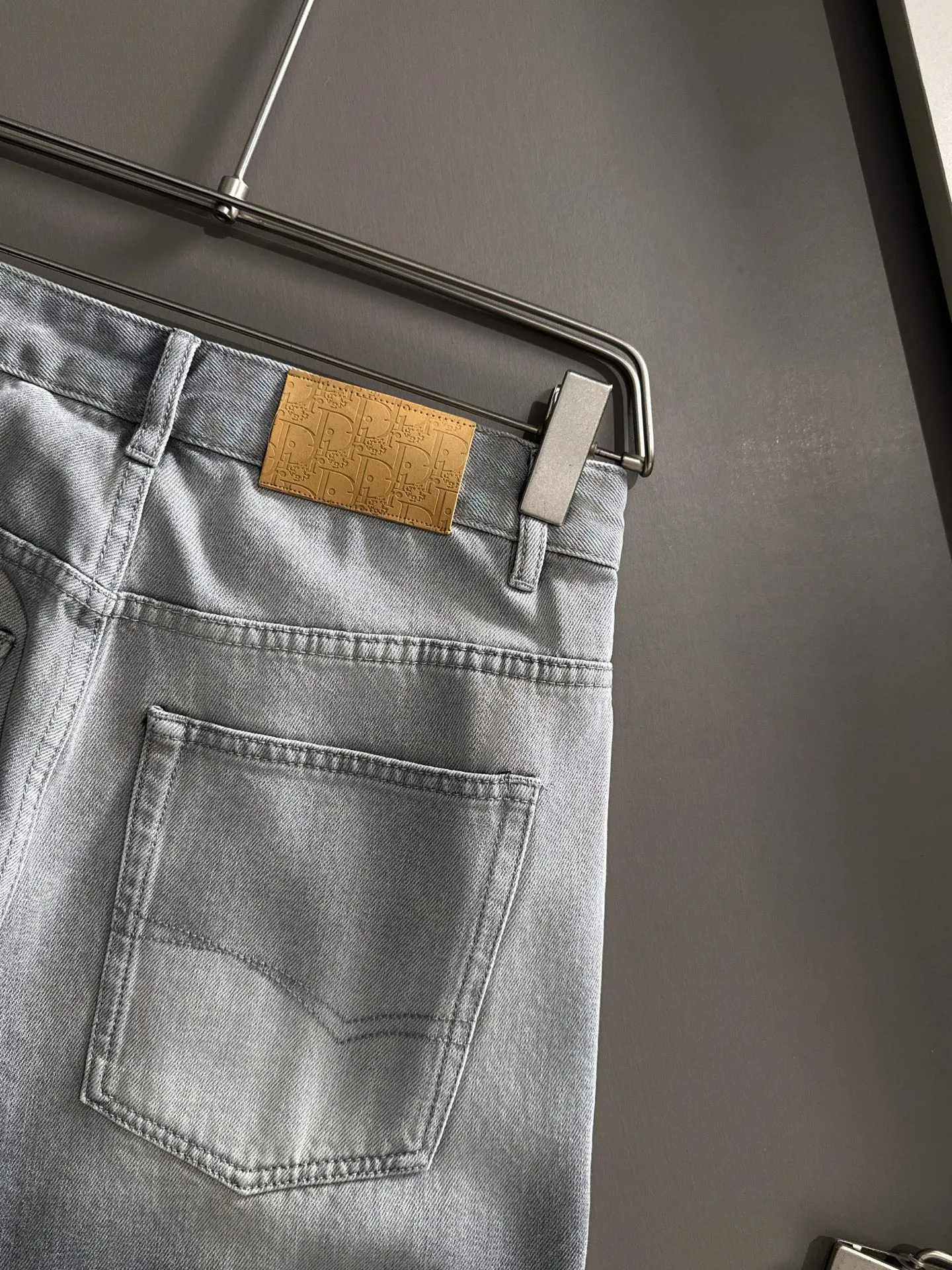 🅿️330 Dior 2025 summer new jeans denim shorts are produced using imported Japanese Denim plain cotton denim fabrics, complete with three standards. The top stone-washed process makes the texture reach the old taste of the 1980s. It is soft, delicate, comfortable and breathable. The color has a modern and fashionable vicissitudes. The upper body is versatile and fashionable! Light luxury, a must-have item for daily commuting! Code number: 28-40 (please state your height and weight when placing an order)
