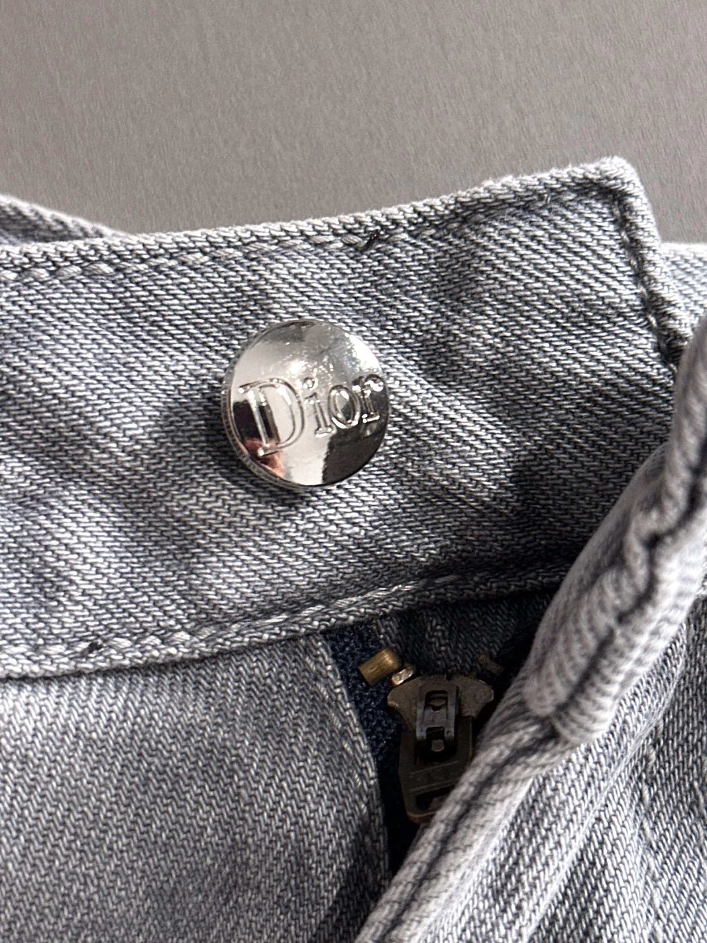 🅿️330 Dior 2025 summer new jeans denim shorts are produced using imported Japanese Denim plain cotton denim fabrics, complete with three standards. The top stone-washed process makes the texture reach the old taste of the 1980s. It is soft, delicate, comfortable and breathable. The color has a modern and fashionable vicissitudes. The upper body is versatile and fashionable! Light luxury, a must-have item for daily commuting! Code number: 28-40 (please state your height and weight when placing an order)