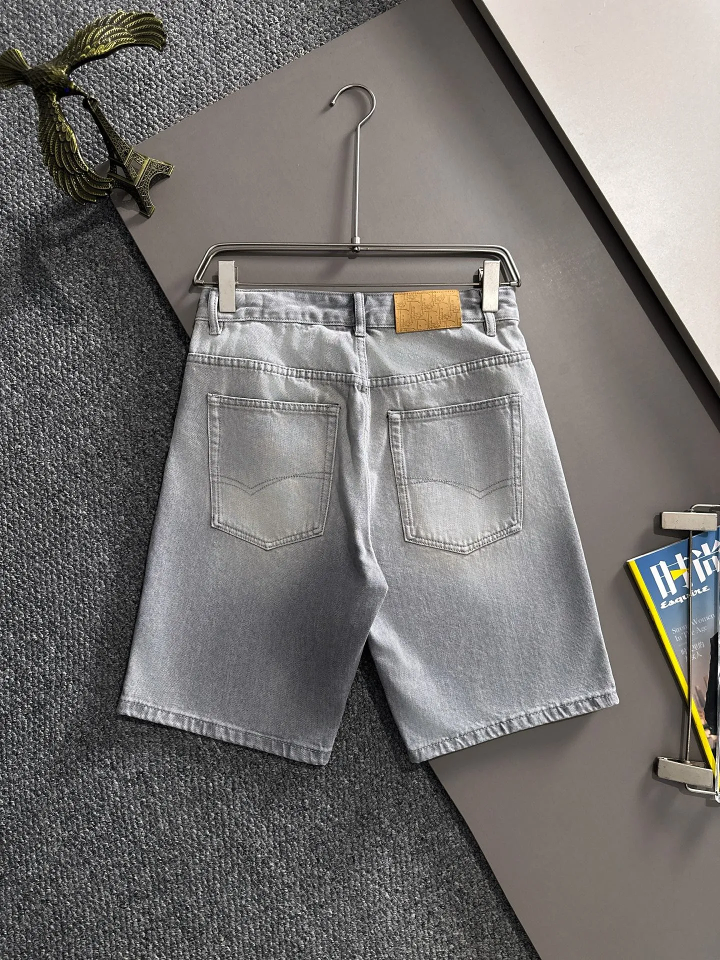 🅿️330 Dior 2025 summer new jeans denim shorts are produced using imported Japanese Denim plain cotton denim fabrics, complete with three standards. The top stone-washed process makes the texture reach the old taste of the 1980s. It is soft, delicate, comfortable and breathable. The color has a modern and fashionable vicissitudes. The upper body is versatile and fashionable! Light luxury, a must-have item for daily commuting! Code number: 28-40 (please state your height and weight when placing an order)