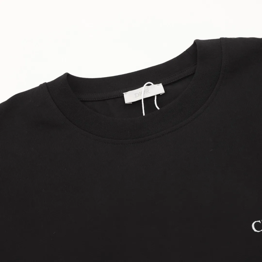 🅿️380 Dior/Dior classic front and back printed letter long sleeves made of customized fabrics. DuPont Sorona material is added, which is skin-friendly, long-lasting antibacterial, anti-mite, and more washable. The cotton thread has been repeatedly processed to remove inferior coarse fibers and impurities, leaving only high-quality cotton fibers, making the fabric more advanced and classy. Environmentally friendly polishing enzyme technology gives the fabric a clean appearance and clear texture. Fine workmanship, compare with the counters! A highly recognizable long-sleeved style with great upper body effect!!! Super versatile! Same style for men and women. Color: black, white Size: S-XL
