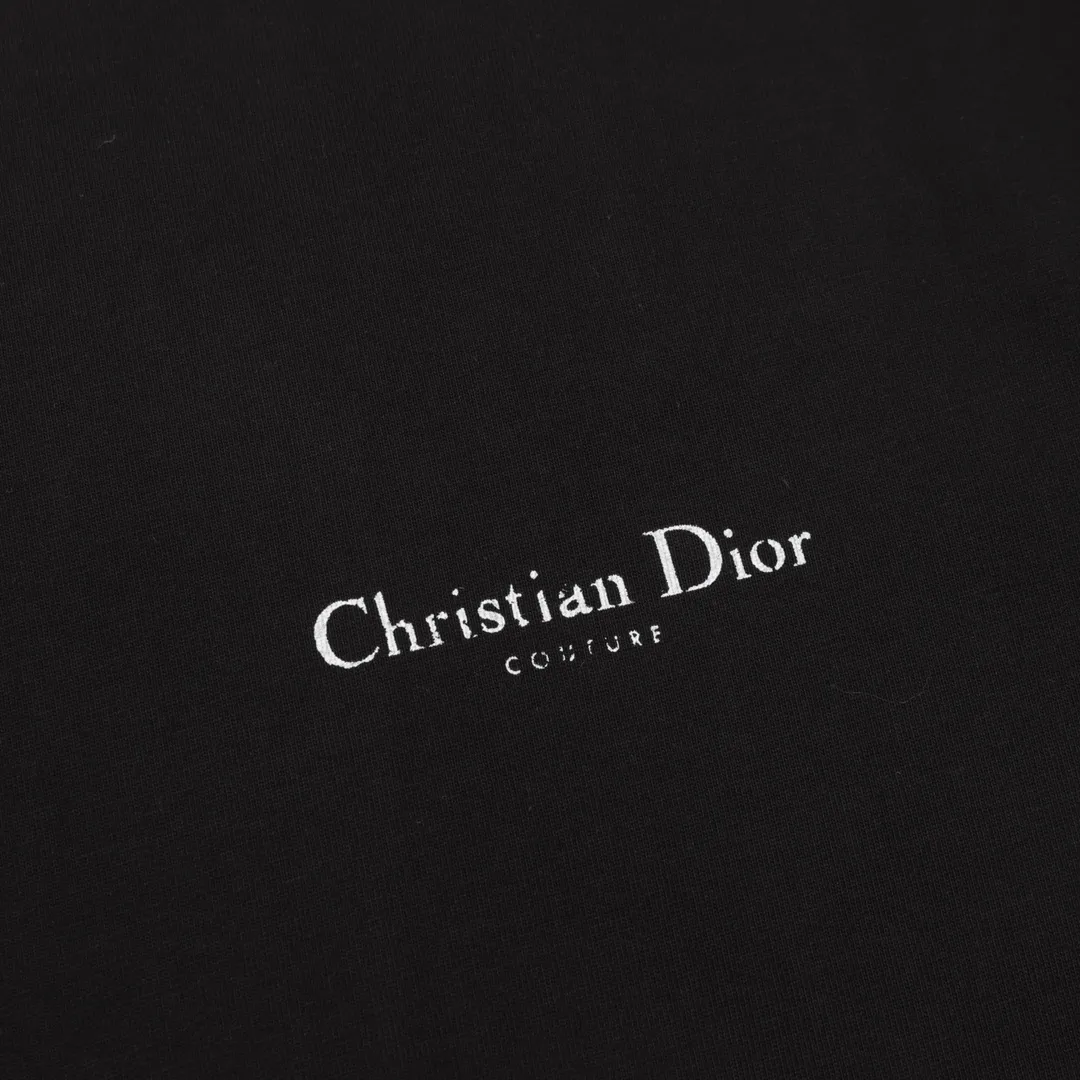 🅿️380 Dior/Dior classic front and back printed letter long sleeves made of customized fabrics. DuPont Sorona material is added, which is skin-friendly, long-lasting antibacterial, anti-mite, and more washable. The cotton thread has been repeatedly processed to remove inferior coarse fibers and impurities, leaving only high-quality cotton fibers, making the fabric more advanced and classy. Environmentally friendly polishing enzyme technology gives the fabric a clean appearance and clear texture. Fine workmanship, compare with the counters! A highly recognizable long-sleeved style with great upper body effect!!! Super versatile! Same style for men and women. Color: black, white Size: S-XL