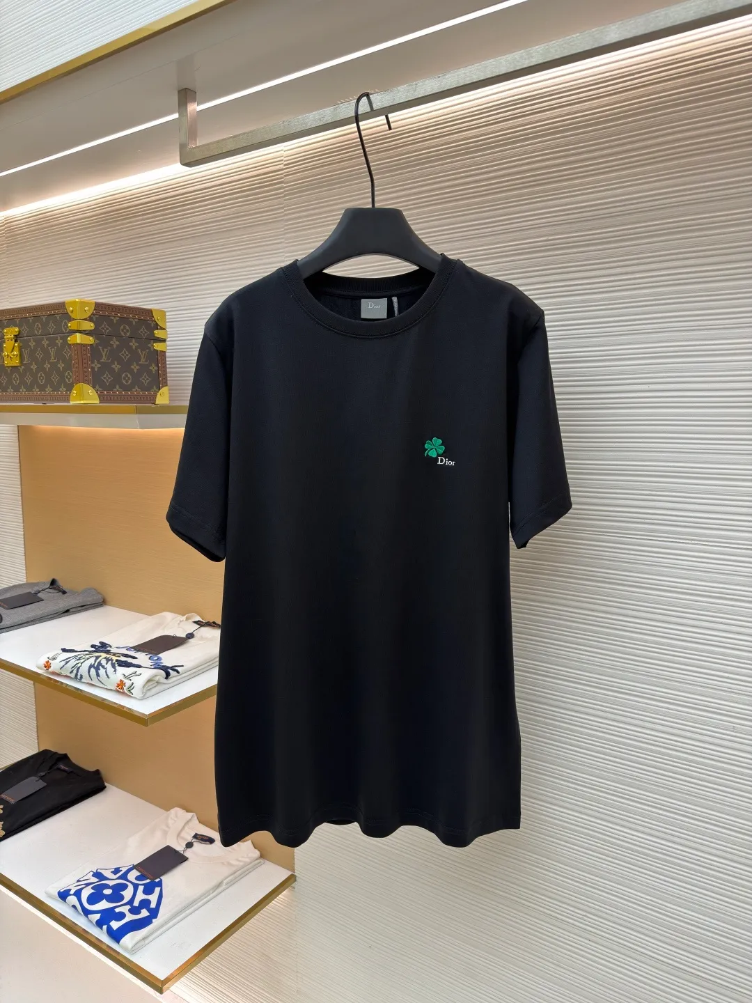 Dior four-leaf clover round neck short sleeves ●Item number: 1682405-A00 ●Material: jersey fabric ●Technology: needlepoint embroidery ●Color: black ●Version: fitted version ●Weight: about 270 grams ●Size: XS-S-M-L ●Description: Made of 15S fine cotton plain weave, weight is 230g/㎡; with threaded 32S double yarn 1×1 frame, 340g/㎡. 15S is a relatively thick yarn used to make thicker and more durable fabrics. The fabric made of pure cotton natural fiber has the characteristics of good hygroscopicity, strong breathability, softness and comfort. Cotton fabrics are generally suitable for summer wear and can help keep your body dry and comfortable. The yarn alternately passes through in the horizontal and vertical directions to form a simple cross structure; it has good elasticity and wear resistance and the main body adopts precision stitch embroidery technology; the embroidery is very fine and dense, the pattern is clear and the lines and three-dimensional sense are strong. The embroidery thread material is combined with encryption processing, and the embroidery body has a subtle glossy visual texture; the embroidery effect is three-dimensional and full. The flat embroidery has a unique needle-to-needle design, and the embroidery is very fine and dense. The overall stitching is fine, with consistent fineness and texture, adding a sense of layering to the simple design. The overall wiring is straight and delicate, the fabric is comfortable and soft, and the color is consistent without color difference. It can be matched with the same style to create a fashionable look and control various occasions. Customized accessories, complete with three standards, same style for men and women!