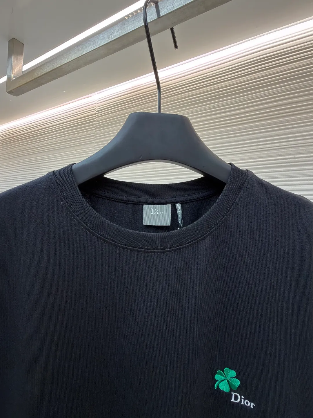 Dior four-leaf clover round neck short sleeves ●Item number: 1682405-A00 ●Material: jersey fabric ●Technology: needlepoint embroidery ●Color: black ●Version: fitted version ●Weight: about 270 grams ●Size: XS-S-M-L ●Description: Made of 15S fine cotton plain weave, weight is 230g/㎡; with threaded 32S double yarn 1×1 frame, 340g/㎡. 15S is a relatively thick yarn used to make thicker and more durable fabrics. The fabric made of pure cotton natural fiber has the characteristics of good hygroscopicity, strong breathability, softness and comfort. Cotton fabrics are generally suitable for summer wear and can help keep your body dry and comfortable. The yarn alternately passes through in the horizontal and vertical directions to form a simple cross structure; it has good elasticity and wear resistance and the main body adopts precision stitch embroidery technology; the embroidery is very fine and dense, the pattern is clear and the lines and three-dimensional sense are strong. The embroidery thread material is combined with encryption processing, and the embroidery body has a subtle glossy visual texture; the embroidery effect is three-dimensional and full. The flat embroidery has a unique needle-to-needle design, and the embroidery is very fine and dense. The overall stitching is fine, with consistent fineness and texture, adding a sense of layering to the simple design. The overall wiring is straight and delicate, the fabric is comfortable and soft, and the color is consistent without color difference. It can be matched with the same style to create a fashionable look and control various occasions. Customized accessories, complete with three standards, same style for men and women!