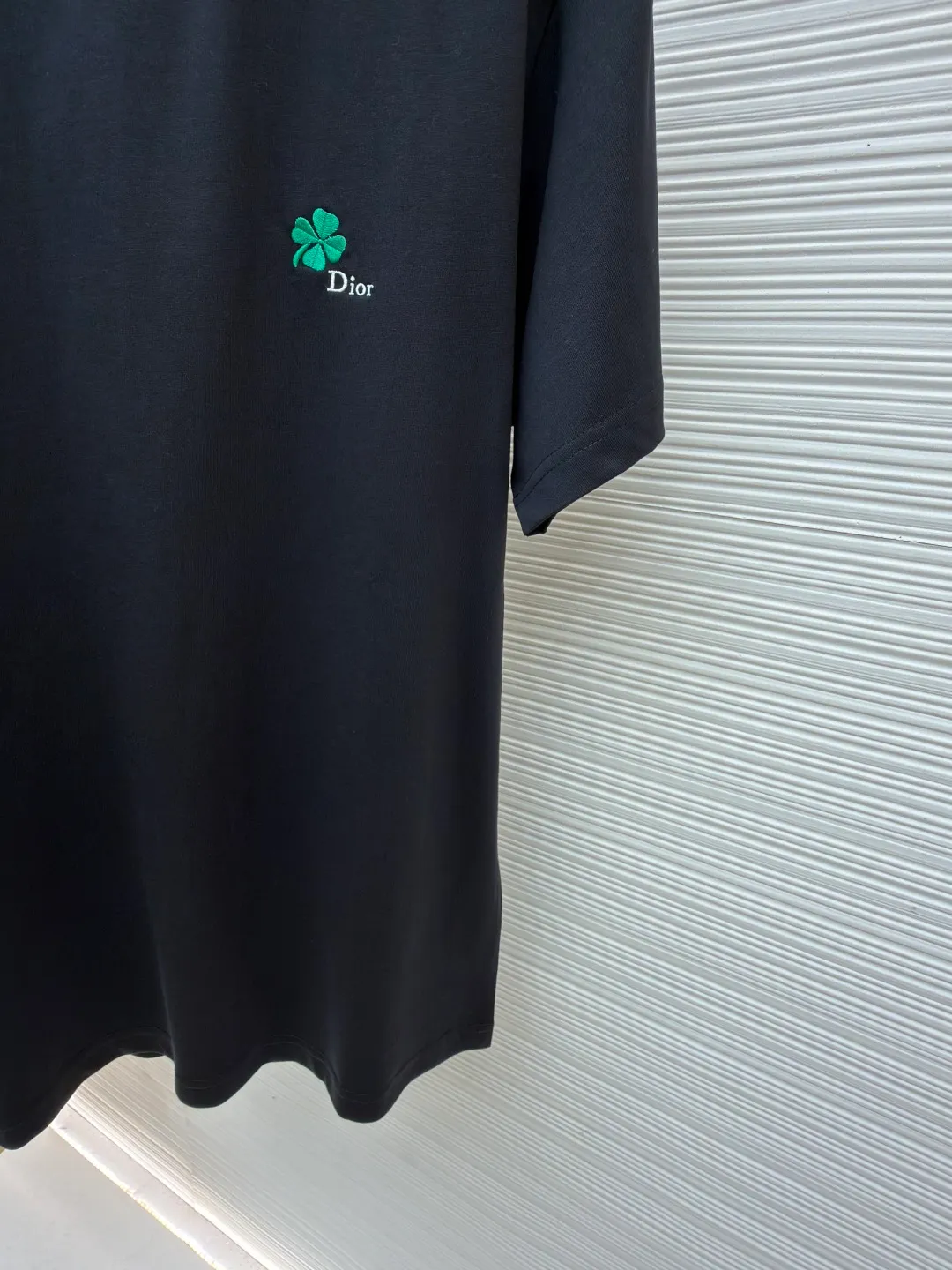 Dior four-leaf clover round neck short sleeves ●Item number: 1682405-A00 ●Material: jersey fabric ●Technology: needlepoint embroidery ●Color: black ●Version: fitted version ●Weight: about 270 grams ●Size: XS-S-M-L ●Description: Made of 15S fine cotton plain weave, weight is 230g/㎡; with threaded 32S double yarn 1×1 frame, 340g/㎡. 15S is a relatively thick yarn used to make thicker and more durable fabrics. The fabric made of pure cotton natural fiber has the characteristics of good hygroscopicity, strong breathability, softness and comfort. Cotton fabrics are generally suitable for summer wear and can help keep your body dry and comfortable. The yarn alternately passes through in the horizontal and vertical directions to form a simple cross structure; it has good elasticity and wear resistance and the main body adopts precision stitch embroidery technology; the embroidery is very fine and dense, the pattern is clear and the lines and three-dimensional sense are strong. The embroidery thread material is combined with encryption processing, and the embroidery body has a subtle glossy visual texture; the embroidery effect is three-dimensional and full. The flat embroidery has a unique needle-to-needle design, and the embroidery is very fine and dense. The overall stitching is fine, with consistent fineness and texture, adding a sense of layering to the simple design. The overall wiring is straight and delicate, the fabric is comfortable and soft, and the color is consistent without color difference. It can be matched with the same style to create a fashionable look and control various occasions. Customized accessories, complete with three standards, same style for men and women!