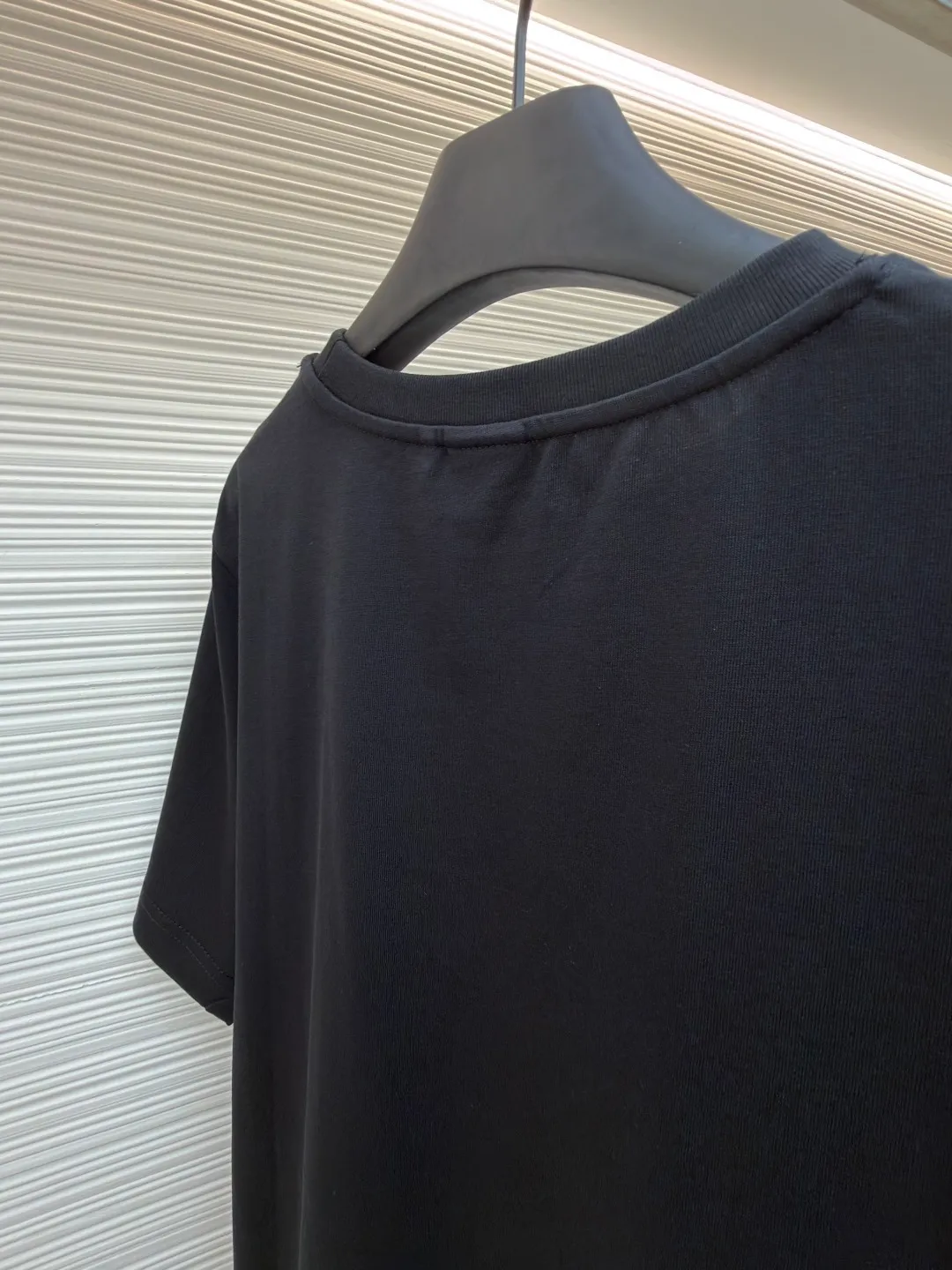 Dior four-leaf clover round neck short sleeves ●Item number: 1682405-A00 ●Material: jersey fabric ●Technology: needlepoint embroidery ●Color: black ●Version: fitted version ●Weight: about 270 grams ●Size: XS-S-M-L ●Description: Made of 15S fine cotton plain weave, weight is 230g/㎡; with threaded 32S double yarn 1×1 frame, 340g/㎡. 15S is a relatively thick yarn used to make thicker and more durable fabrics. The fabric made of pure cotton natural fiber has the characteristics of good hygroscopicity, strong breathability, softness and comfort. Cotton fabrics are generally suitable for summer wear and can help keep your body dry and comfortable. The yarn alternately passes through in the horizontal and vertical directions to form a simple cross structure; it has good elasticity and wear resistance and the main body adopts precision stitch embroidery technology; the embroidery is very fine and dense, the pattern is clear and the lines and three-dimensional sense are strong. The embroidery thread material is combined with encryption processing, and the embroidery body has a subtle glossy visual texture; the embroidery effect is three-dimensional and full. The flat embroidery has a unique needle-to-needle design, and the embroidery is very fine and dense. The overall stitching is fine, with consistent fineness and texture, adding a sense of layering to the simple design. The overall wiring is straight and delicate, the fabric is comfortable and soft, and the color is consistent without color difference. It can be matched with the same style to create a fashionable look and control various occasions. Customized accessories, complete with three standards, same style for men and women!