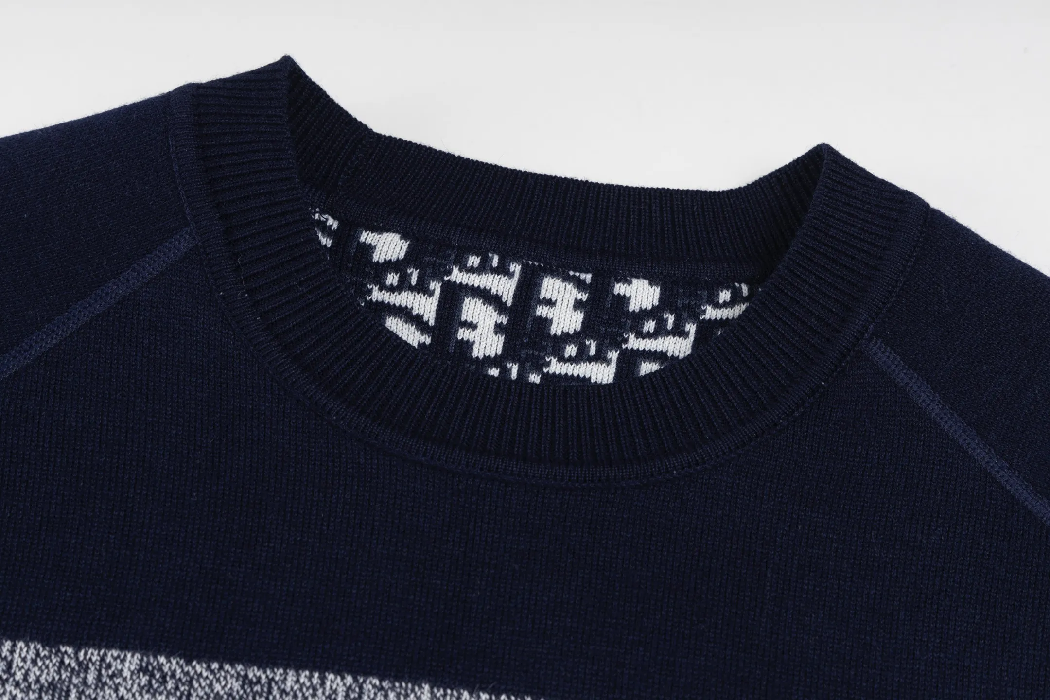 🅿️500 [Exclusive supply] CD 25FW presbyopic reversible cashmere crew neck sweater (navy blue). The fabric is made of top-quality cashmere yarn. The new autumn and winter Oblique jacquard knitted cashmere sweater adopts a reversible design and is made of selected high-quality cashmere materials. After fine weaving process, it presents a soft and comfortable touch and excellent thermal insulation performance. The iconic Oblique jacquard pattern is perfectly presented through precision knitting technology. It can be worn on both sides, showing different style charms. The round neck design is simple and elegant, suitable for various matching occasions. Exquisite knitting technology ensures that the clothes are not easily deformed and remain crisp and long-lasting. The double-sided design concept reflects DIOR's perfect balance of practicality and fashion. Each sweater undergoes strict quality inspection to ensure that the quality meets the brand's consistently high standards. This knitted item combines warmth and style, making it an exquisite addition to your autumn and winter wardrobe. Size:S/M/L