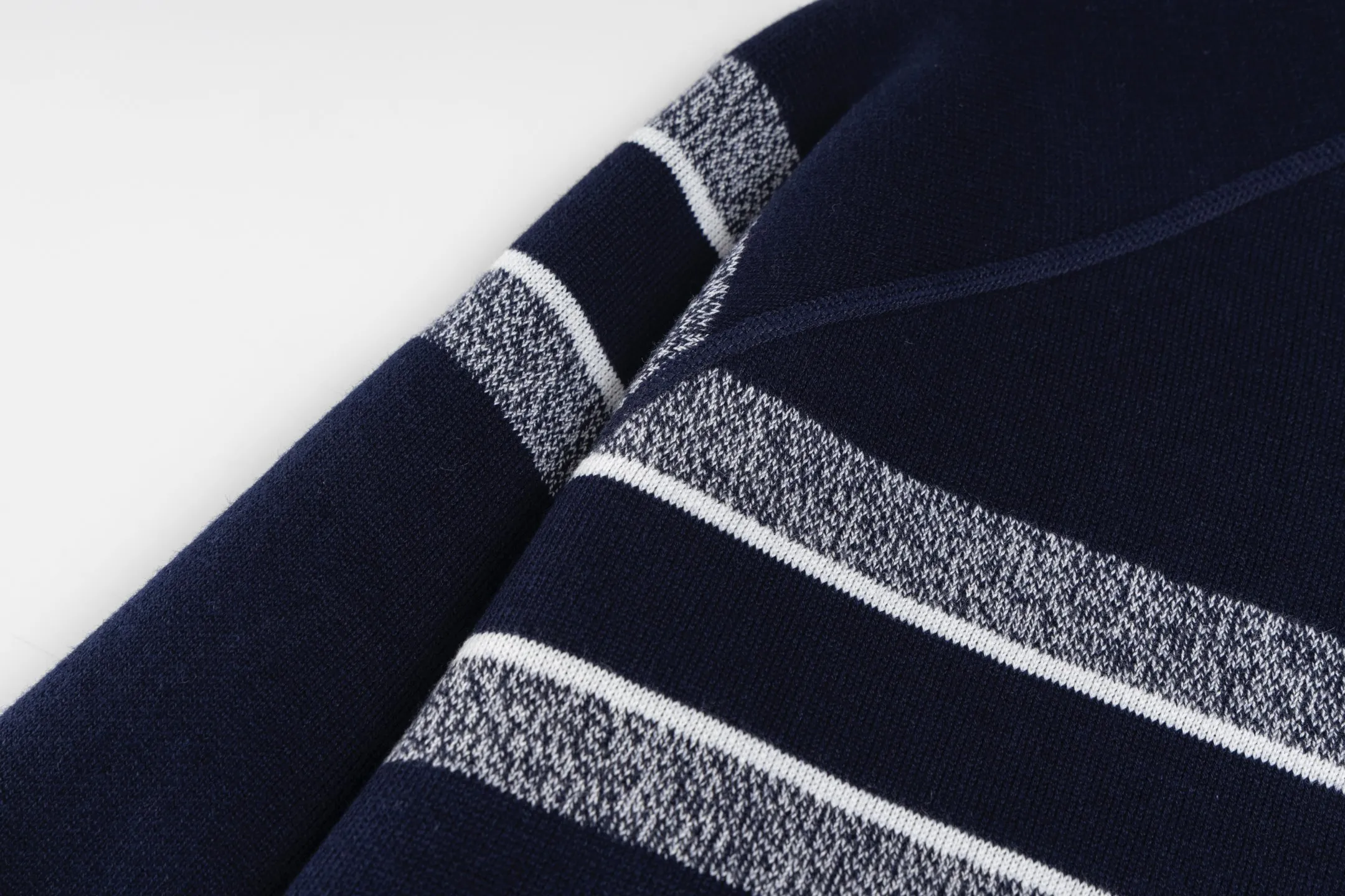 🅿️500 [Exclusive supply] CD 25FW presbyopic reversible cashmere crew neck sweater (navy blue). The fabric is made of top-quality cashmere yarn. The new autumn and winter Oblique jacquard knitted cashmere sweater adopts a reversible design and is made of selected high-quality cashmere materials. After fine weaving process, it presents a soft and comfortable touch and excellent thermal insulation performance. The iconic Oblique jacquard pattern is perfectly presented through precision knitting technology. It can be worn on both sides, showing different style charms. The round neck design is simple and elegant, suitable for various matching occasions. Exquisite knitting technology ensures that the clothes are not easily deformed and remain crisp and long-lasting. The double-sided design concept reflects DIOR's perfect balance of practicality and fashion. Each sweater undergoes strict quality inspection to ensure that the quality meets the brand's consistently high standards. This knitted item combines warmth and style, making it an exquisite addition to your autumn and winter wardrobe. Size:S/M/L
