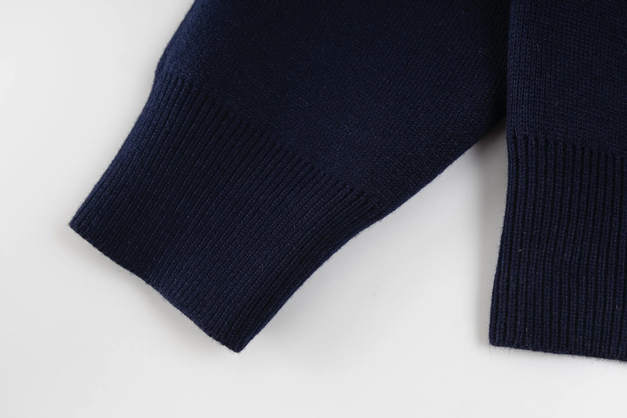 🅿️500 [Exclusive supply] CD 25FW presbyopic reversible cashmere crew neck sweater (navy blue). The fabric is made of top-quality cashmere yarn. The new autumn and winter Oblique jacquard knitted cashmere sweater adopts a reversible design and is made of selected high-quality cashmere materials. After fine weaving process, it presents a soft and comfortable touch and excellent thermal insulation performance. The iconic Oblique jacquard pattern is perfectly presented through precision knitting technology. It can be worn on both sides, showing different style charms. The round neck design is simple and elegant, suitable for various matching occasions. Exquisite knitting technology ensures that the clothes are not easily deformed and remain crisp and long-lasting. The double-sided design concept reflects DIOR's perfect balance of practicality and fashion. Each sweater undergoes strict quality inspection to ensure that the quality meets the brand's consistently high standards. This knitted item combines warmth and style, making it an exquisite addition to your autumn and winter wardrobe. Size:S/M/L