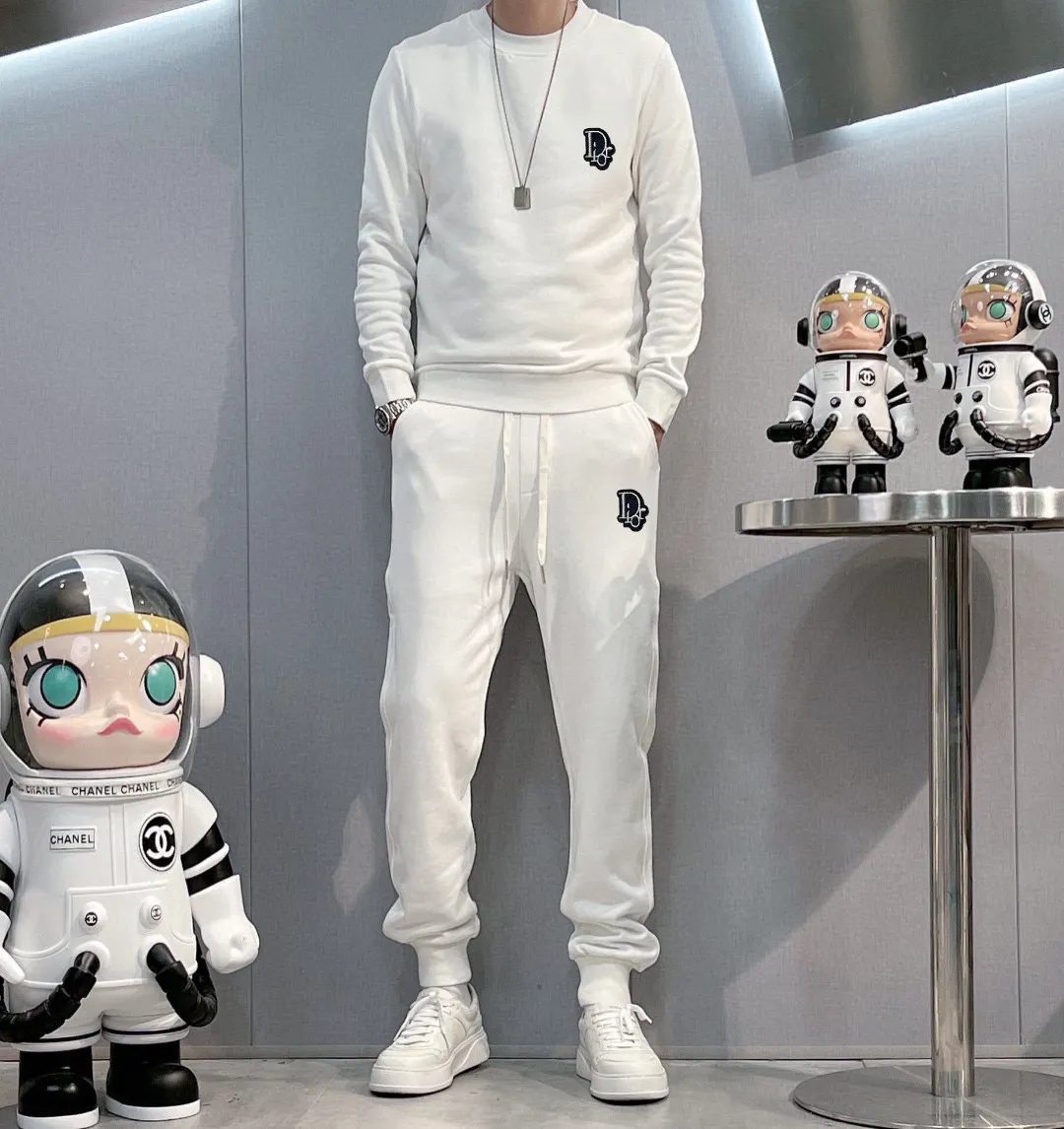 🅿️380 [DIOR Dior] (Fat Man’s Gospel) hot-selling suit is coming. Focus on the original version of the official website. 2025 new hot-selling sweatshirt suit. The original order is the best product. 🇭🇰The meticulous work of top designers is dedicated to a fitting and perfect upper body effect. All-natural high-quality Roman cotton 100%, close-fitting comfort, noble and elegant! Original hardware embodies elegance and nobility! Counter size: M-5XL (maximum wear up to 220 pounds)