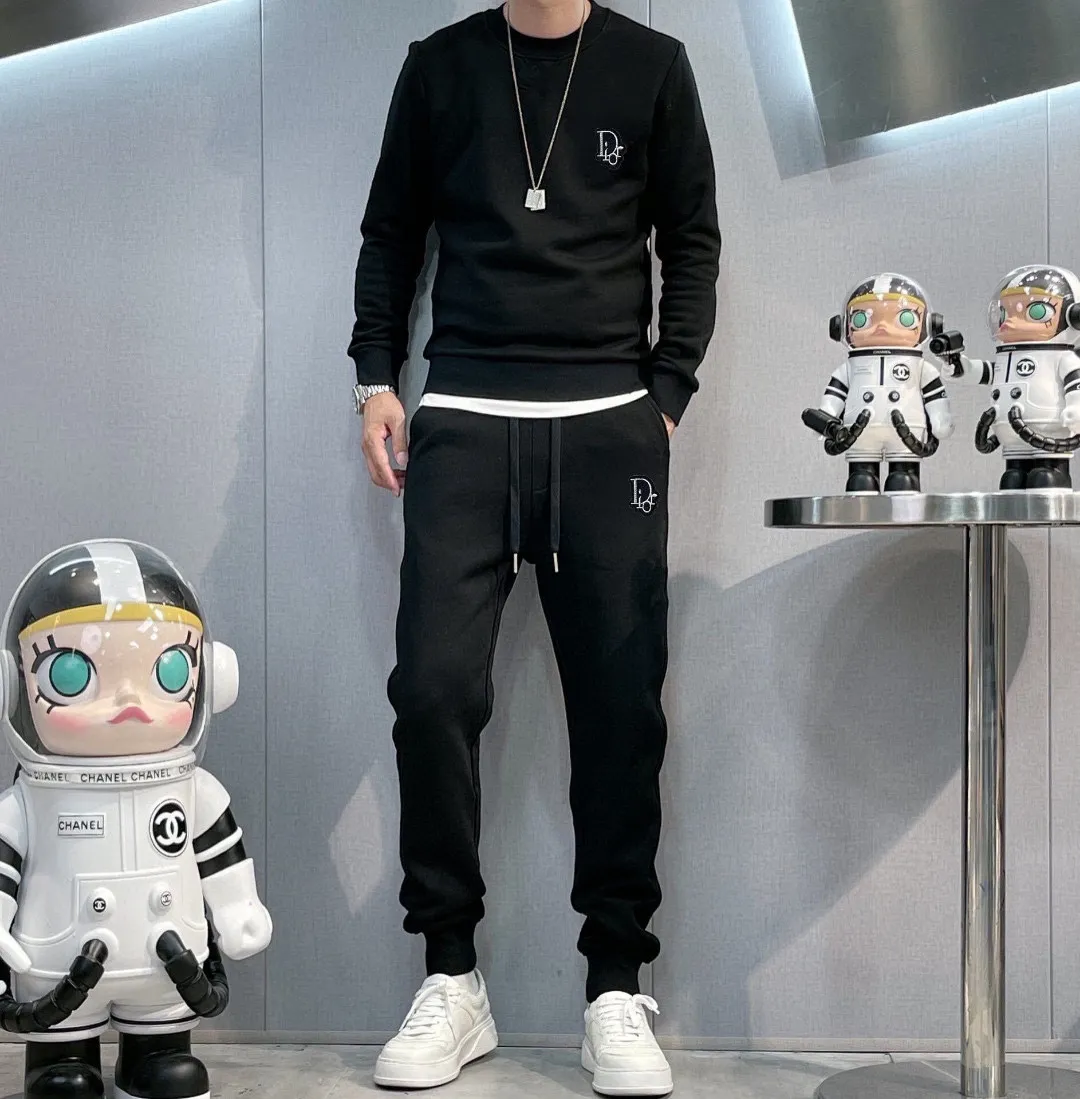 🅿️380 [DIOR Dior] (Fat Man’s Gospel) hot-selling suit is coming. Focus on the original version of the official website. 2025 new hot-selling sweatshirt suit. The original order is the best product. 🇭🇰The meticulous work of top designers is dedicated to a fitting and perfect upper body effect. All-natural high-quality Roman cotton 100%, close-fitting comfort, noble and elegant! Original hardware embodies elegance and nobility! Counter size: M-5XL (maximum wear up to 220 pounds)