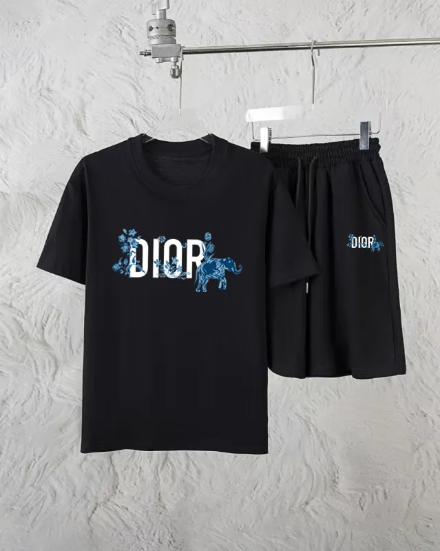 🅿️300 Dior Exclusively provides new trendy men’s fashionable round neck short-sleeved shorts suits, trendy and fashionable casual short-sleeved suits! It has high breathability and comfort, impeccable details, and brand element design concept, reflecting high quality. It presents a casual cut and the upper body shape is great! Material: 260g double yarn pure cotton short sleeves + 360g pure cotton terry shorts Size: S-XXL 🔥 (please state your height and weight when placing an order)