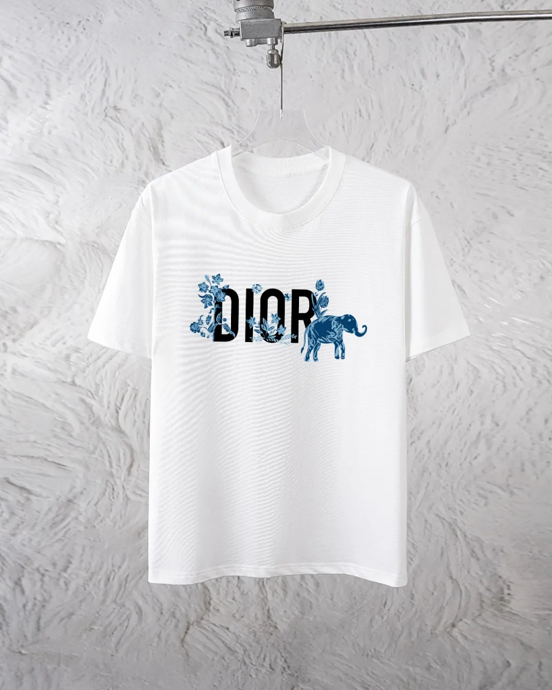 🅿️300 Dior Exclusively provides new trendy men’s fashionable round neck short-sleeved shorts suits, trendy and fashionable casual short-sleeved suits! It has high breathability and comfort, impeccable details, and brand element design concept, reflecting high quality. It presents a casual cut and the upper body shape is great! Material: 260g double yarn pure cotton short sleeves + 360g pure cotton terry shorts Size: S-XXL 🔥 (please state your height and weight when placing an order)