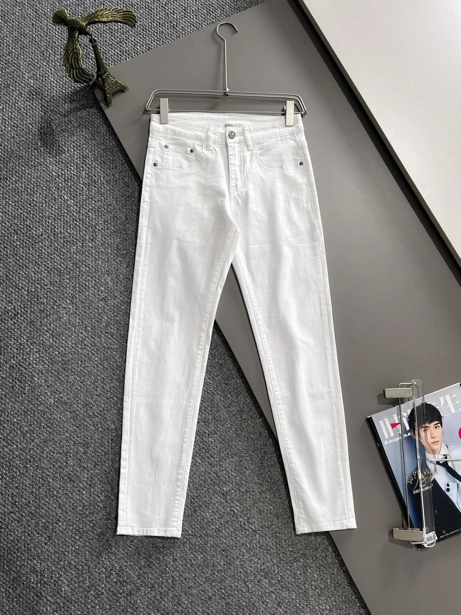 🅿️360 Dior's new 2025 summer embroidered pocket slim-fit jeans trousers are produced using imported Japanese Denim plain cotton denim fabrics, complete with three labels, simple yet elegant, soft, delicate and comfortable, and versatile and fashionable on the upper body! Light luxury, a must-have item for daily commuting! Color: Black White Size: 28-40 (please state your height and weight when placing an order)