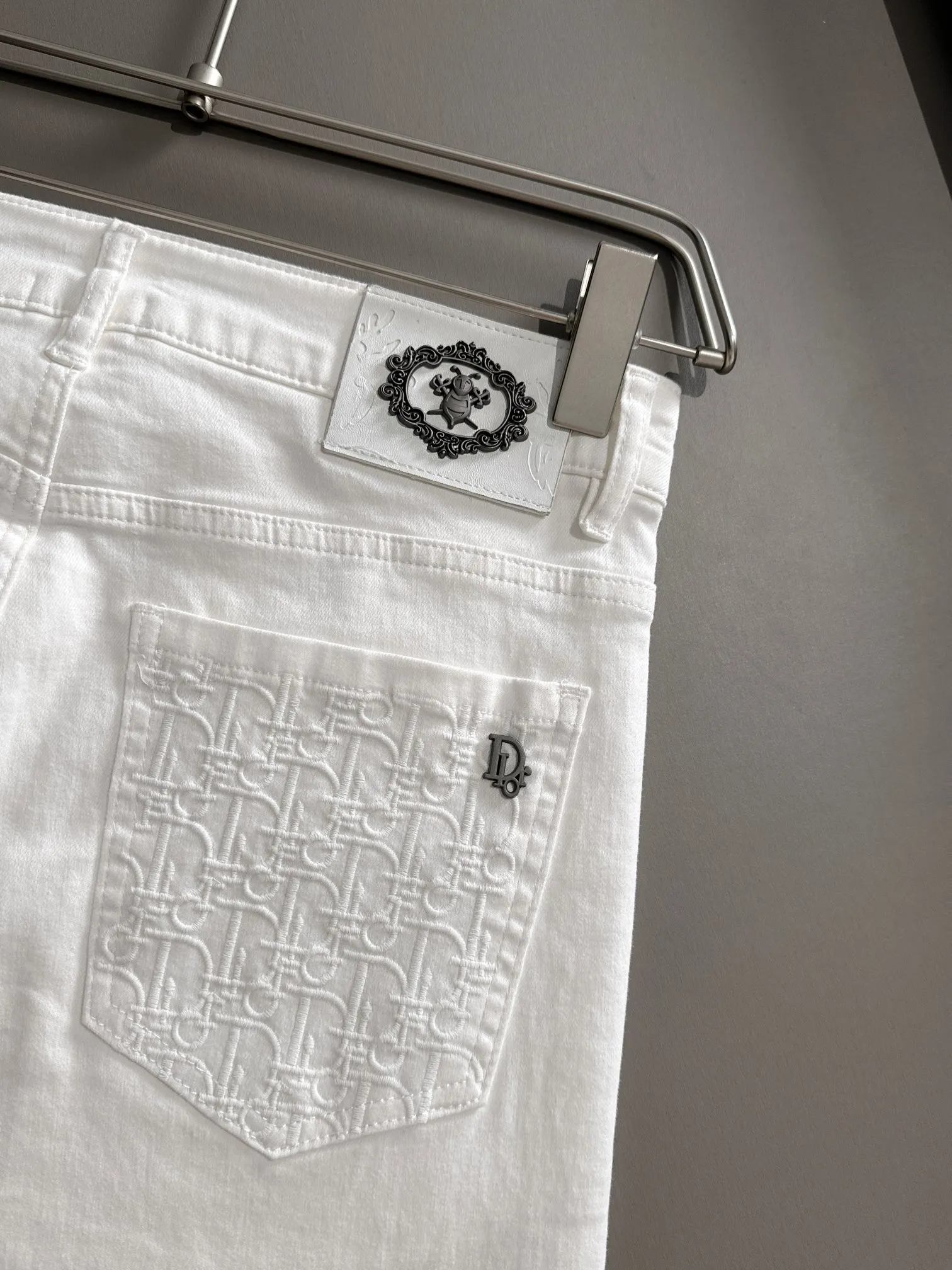🅿️360 Dior's new 2025 summer embroidered pocket slim-fit jeans trousers are produced using imported Japanese Denim plain cotton denim fabrics, complete with three labels, simple yet elegant, soft, delicate and comfortable, and versatile and fashionable on the upper body! Light luxury, a must-have item for daily commuting! Color: Black White Size: 28-40 (please state your height and weight when placing an order)