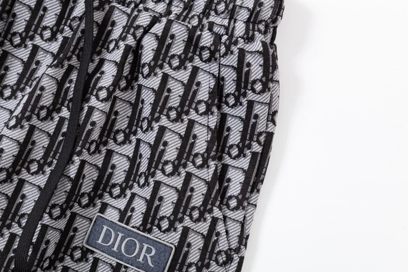 🅿️190 Dior 2024SS new knitted shorts, customized fabric using wafer cloth weaving method, dark flower knitting technology and embroidered logo. The version is tight and three-dimensional, with straight stripe splicing. The customized trouser cord hardware has strong texture and smoothness. The upper body is comfortable and breathable. It has a concave and convex three-dimensional feel. It is fashionable and casual. Gray Dark Gray Size M-4XL