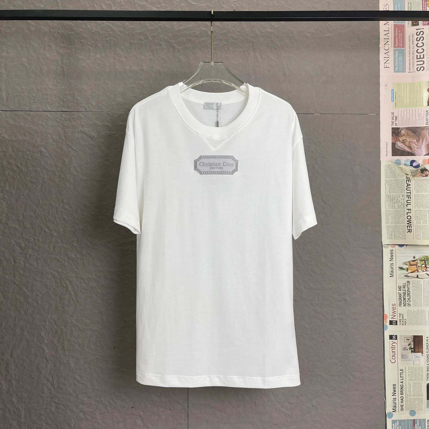 🅿️180 /A88 DIOR couture blade embroidered short-sleeved T-shirt. Exclusively customized with 300 grams of original plate. Double yarn pure cotton fabric texture is very soft and comfortable. 100% different from the market's top fabrics (does not shrink, does not deform, does not pill). Paired with 320 grams of 1x1 thread (fabric thread is dyed in the same vat, no color difference, not easy to deform). Original 1:1 version. Original 1:1 customized accessories. Collar label Care label, tag, packaging (perfect details) Color: black and white Size: S-XL