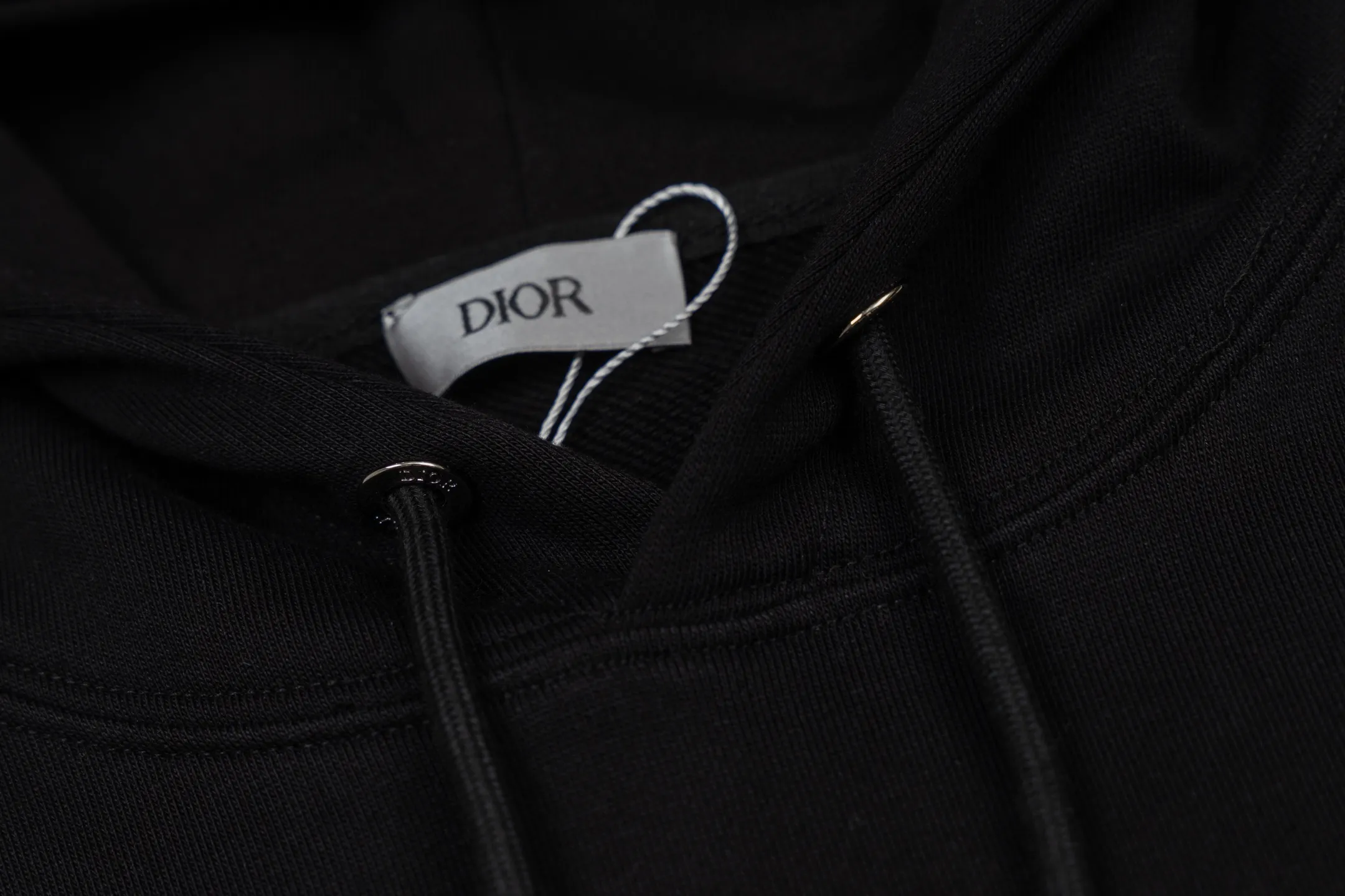 🅿️360 [Exclusive supply] CD logo embroidered hooded sweatshirt (black) Original purchase and development for 9,800. The fabric is made of high-quality black cotton fleece fabric, soft and comfortable to the touch. The delicate tonal CD Icon embroidery on the chest is low-key and elegant, highlighting the brand details. The drawstring hood design is paired with metal accessories engraved with the Dior logo to enhance the overall texture. The practical kangaroo pocket on the front is as beautiful as it is practical. Ribbed cuffs and hem ensure comfort while maintaining a structured silhouette. 100% cotton material brings excellent breathability and skin-friendly experience. The regular fit has a neat cut and is easy to match with a variety of bottoms. Exquisite embroidery technology and delicate fabric processing complement each other, reflecting Dior's consistent meticulous workmanship. This sweatshirt is the perfect blend of athleisure and haute couture, making it ideal for everyday style. Size:S-M-L-XL