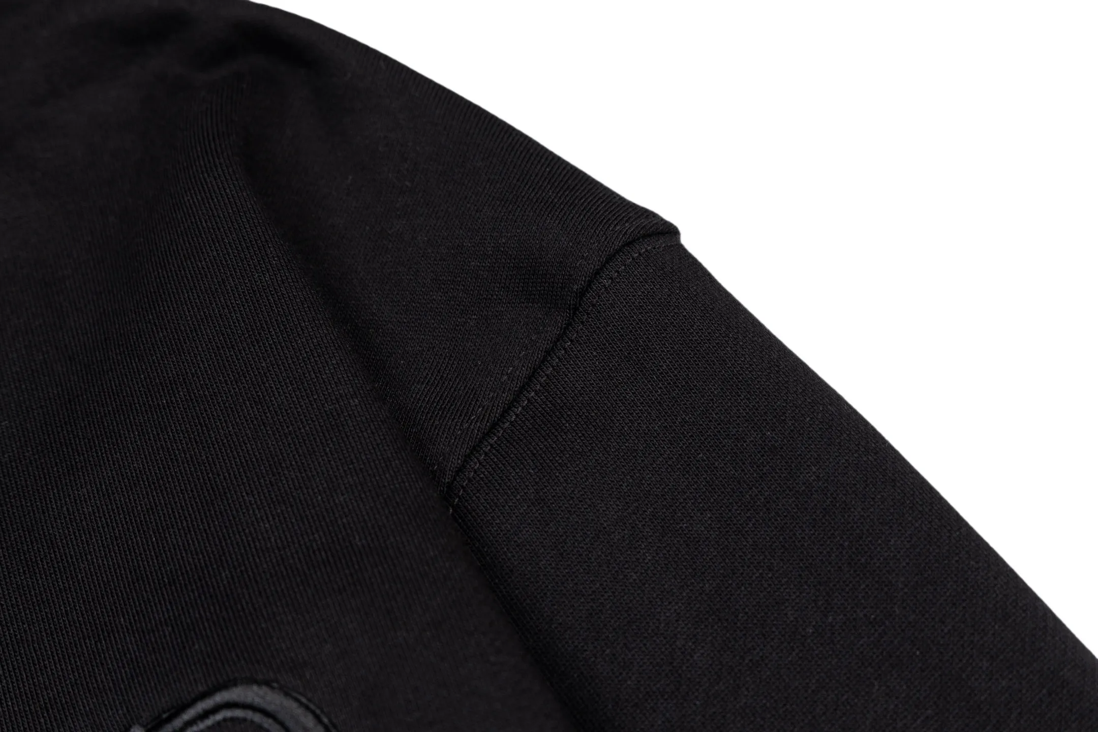 🅿️360 [Exclusive supply] CD logo embroidered hooded sweatshirt (black) Original purchase and development for 9,800. The fabric is made of high-quality black cotton fleece fabric, soft and comfortable to the touch. The delicate tonal CD Icon embroidery on the chest is low-key and elegant, highlighting the brand details. The drawstring hood design is paired with metal accessories engraved with the Dior logo to enhance the overall texture. The practical kangaroo pocket on the front is as beautiful as it is practical. Ribbed cuffs and hem ensure comfort while maintaining a structured silhouette. 100% cotton material brings excellent breathability and skin-friendly experience. The regular fit has a neat cut and is easy to match with a variety of bottoms. Exquisite embroidery technology and delicate fabric processing complement each other, reflecting Dior's consistent meticulous workmanship. This sweatshirt is the perfect blend of athleisure and haute couture, making it ideal for everyday style. Size:S-M-L-XL