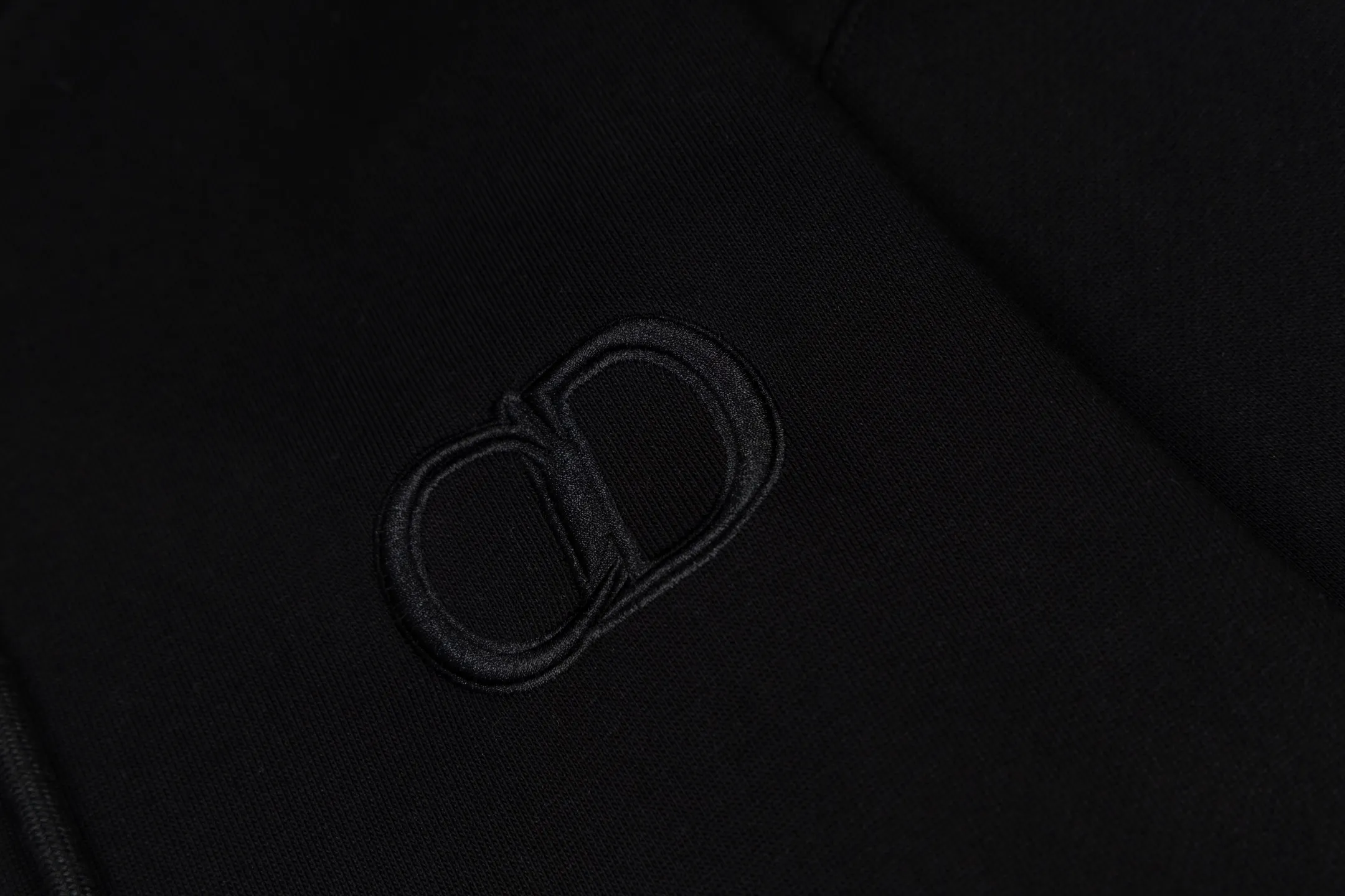 🅿️360 [Exclusive supply] CD logo embroidered hooded sweatshirt (black) Original purchase and development for 9,800. The fabric is made of high-quality black cotton fleece fabric, soft and comfortable to the touch. The delicate tonal CD Icon embroidery on the chest is low-key and elegant, highlighting the brand details. The drawstring hood design is paired with metal accessories engraved with the Dior logo to enhance the overall texture. The practical kangaroo pocket on the front is as beautiful as it is practical. Ribbed cuffs and hem ensure comfort while maintaining a structured silhouette. 100% cotton material brings excellent breathability and skin-friendly experience. The regular fit has a neat cut and is easy to match with a variety of bottoms. Exquisite embroidery technology and delicate fabric processing complement each other, reflecting Dior's consistent meticulous workmanship. This sweatshirt is the perfect blend of athleisure and haute couture, making it ideal for everyday style. Size:S-M-L-XL