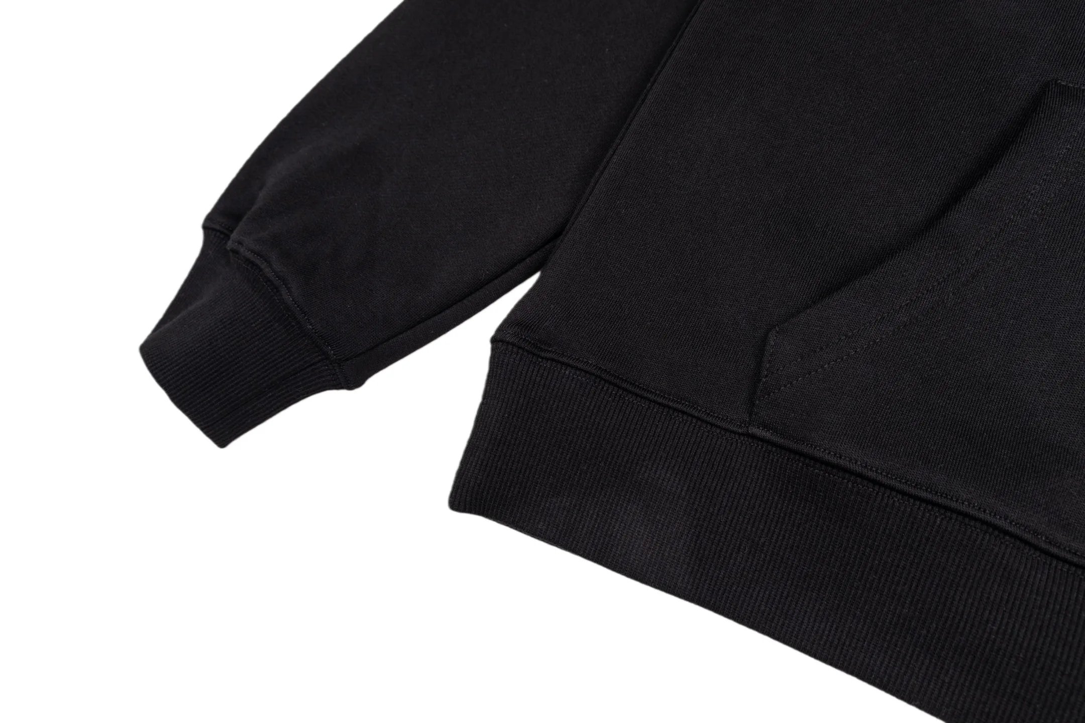 🅿️360 [Exclusive supply] CD logo embroidered hooded sweatshirt (black) Original purchase and development for 9,800. The fabric is made of high-quality black cotton fleece fabric, soft and comfortable to the touch. The delicate tonal CD Icon embroidery on the chest is low-key and elegant, highlighting the brand details. The drawstring hood design is paired with metal accessories engraved with the Dior logo to enhance the overall texture. The practical kangaroo pocket on the front is as beautiful as it is practical. Ribbed cuffs and hem ensure comfort while maintaining a structured silhouette. 100% cotton material brings excellent breathability and skin-friendly experience. The regular fit has a neat cut and is easy to match with a variety of bottoms. Exquisite embroidery technology and delicate fabric processing complement each other, reflecting Dior's consistent meticulous workmanship. This sweatshirt is the perfect blend of athleisure and haute couture, making it ideal for everyday style. Size:S-M-L-XL