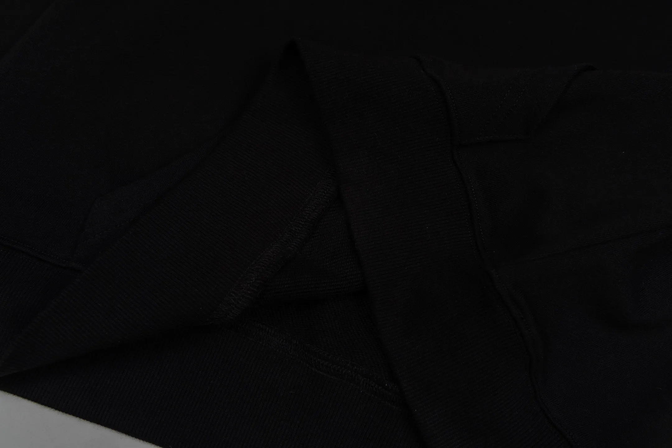 🅿️360 [Exclusive supply] CD logo embroidered hooded sweatshirt (black) Original purchase and development for 9,800. The fabric is made of high-quality black cotton fleece fabric, soft and comfortable to the touch. The delicate tonal CD Icon embroidery on the chest is low-key and elegant, highlighting the brand details. The drawstring hood design is paired with metal accessories engraved with the Dior logo to enhance the overall texture. The practical kangaroo pocket on the front is as beautiful as it is practical. Ribbed cuffs and hem ensure comfort while maintaining a structured silhouette. 100% cotton material brings excellent breathability and skin-friendly experience. The regular fit has a neat cut and is easy to match with a variety of bottoms. Exquisite embroidery technology and delicate fabric processing complement each other, reflecting Dior's consistent meticulous workmanship. This sweatshirt is the perfect blend of athleisure and haute couture, making it ideal for everyday style. Size:S-M-L-XL