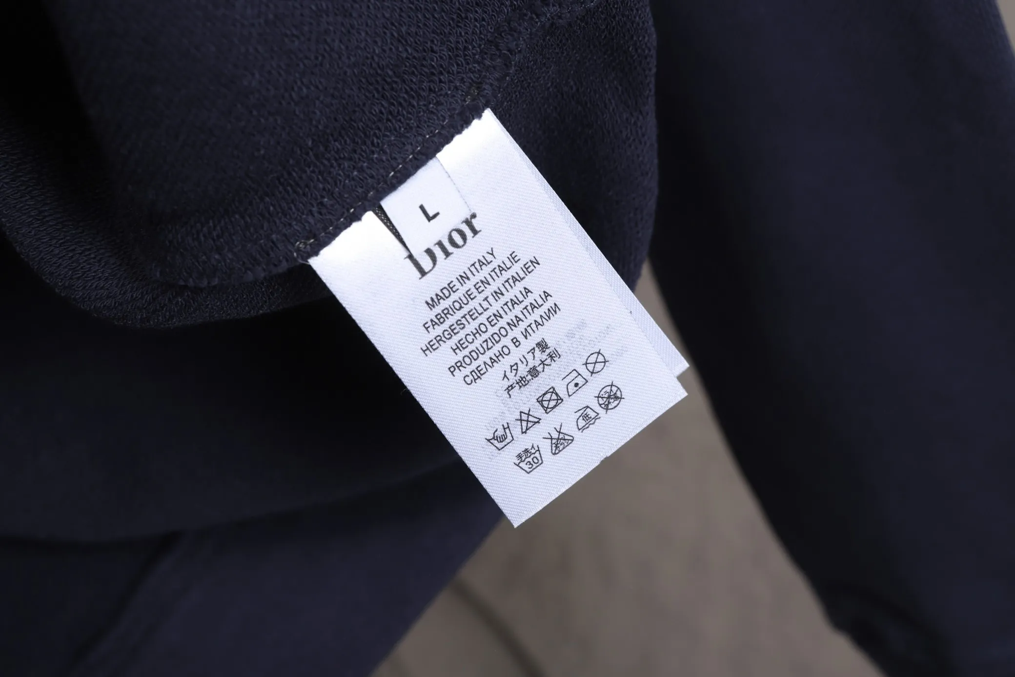 🅿️320 High quality new Dior hooded sweatshirt model number B31 * Made of 450 custom-woven and dyed high-gram weight tripe pure cotton sweatshirt fabric. The fabric feels thick and has a certain sense of self-weight. The bottom has a dense and rough terry texture. It is close to the skin and has excellent warmth retention. You will not feel any discomfort at all! *The color on the front chest is clear, with Selling's obvious logo added, and the lines are smooth and smooth without falling off and deforming when washed *This design is based on classics and simply and clearly shows the brand's high-end luxury identity. Same style for men and women 𝐂𝐎𝐋𝐎𝐔𝐑: black, white blue 𝐒𝐈𝐙𝐄: S- xl