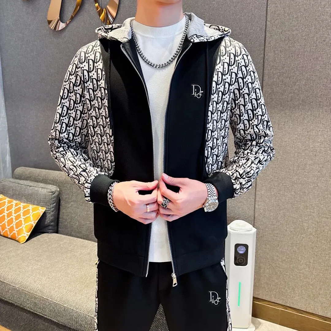 🅿️680 [DIOR Dior] hot-selling suit is coming. Focus on the original version of the official website. 2025 new hot-selling cardigan and sweatshirt suit. The original order is the best. 🇭🇰The meticulous work of top designers is dedicated to a fitting and perfect upper body effect. All-natural high-quality Tencel Roman cotton 100%, close-fitting comfort, noble and elegant! Original hardware embodies elegance and nobility! Counter size: M-3XL (maximum wear up to 190 pounds)