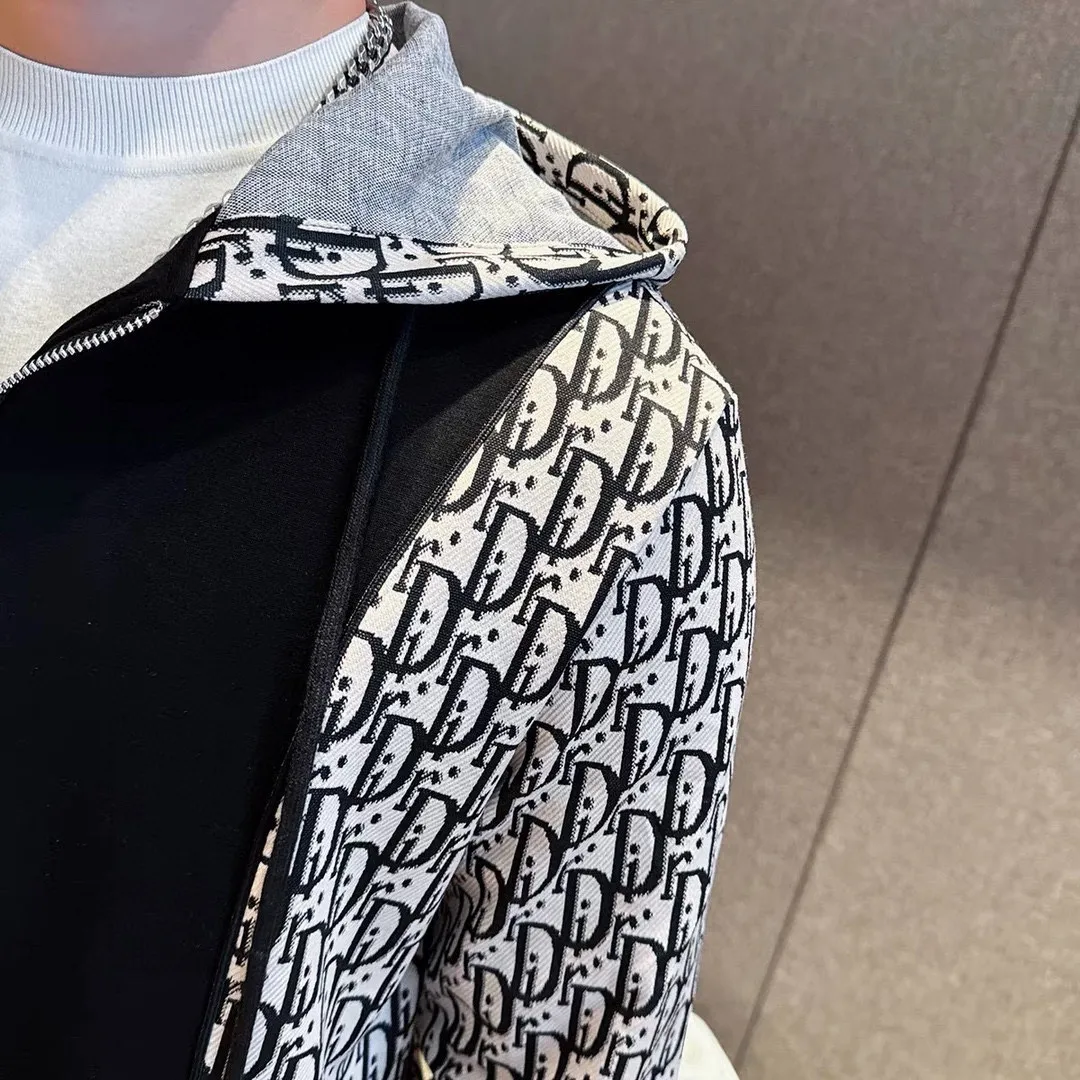 🅿️680 [DIOR Dior] hot-selling suit is coming. Focus on the original version of the official website. 2025 new hot-selling cardigan and sweatshirt suit. The original order is the best. 🇭🇰The meticulous work of top designers is dedicated to a fitting and perfect upper body effect. All-natural high-quality Tencel Roman cotton 100%, close-fitting comfort, noble and elegant! Original hardware embodies elegance and nobility! Counter size: M-3XL (maximum wear up to 190 pounds)