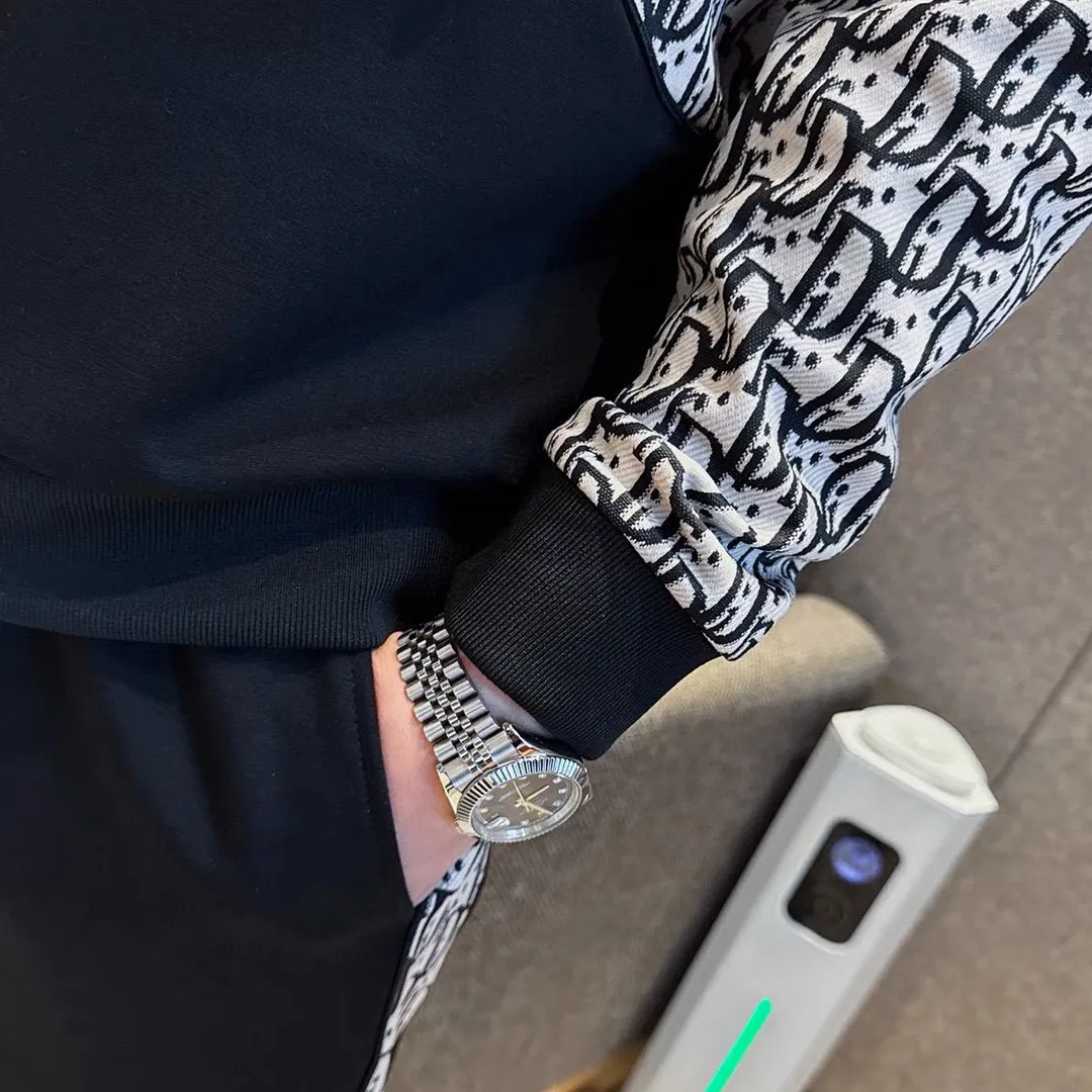 🅿️680 [DIOR Dior] hot-selling suit is coming. Focus on the original version of the official website. 2025 new hot-selling cardigan and sweatshirt suit. The original order is the best. 🇭🇰The meticulous work of top designers is dedicated to a fitting and perfect upper body effect. All-natural high-quality Tencel Roman cotton 100%, close-fitting comfort, noble and elegant! Original hardware embodies elegance and nobility! Counter size: M-3XL (maximum wear up to 190 pounds)