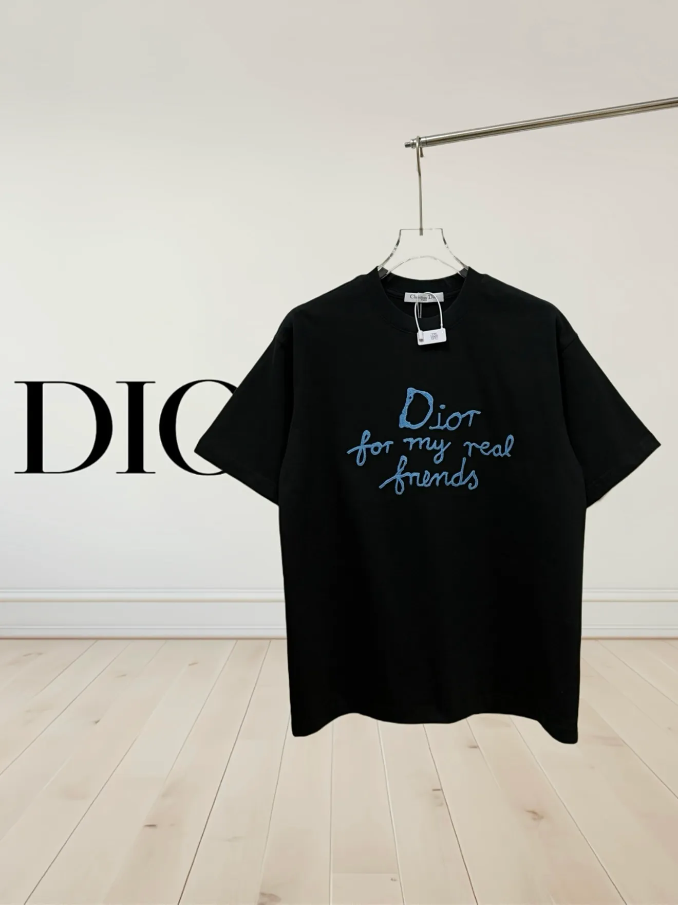 🅿️190 [Higher version] Dior* Dior SS25 new version short-sleeved men and women 👫, on sale simultaneously! Customized 32-count 280g combed fabric, original craft thread, designed with blue letter logo embroidery craft! Simple and elegant, easy to match and versatile, extremely high-grade, perfectly integrated into fashion and style, it is a top-notch fashionable style that is perfect for outer wear! The whole thing gives people a natural feeling! The ultimate classic versatile short-sleeved T-shirt, the ultimate in heavy work and perfection! Fans who pursue high quality should rush to buy it by themselves, and we sincerely invite all fans who know the goods to appreciate this model together! All three standards are complete! Color: white/black Size: S to xL