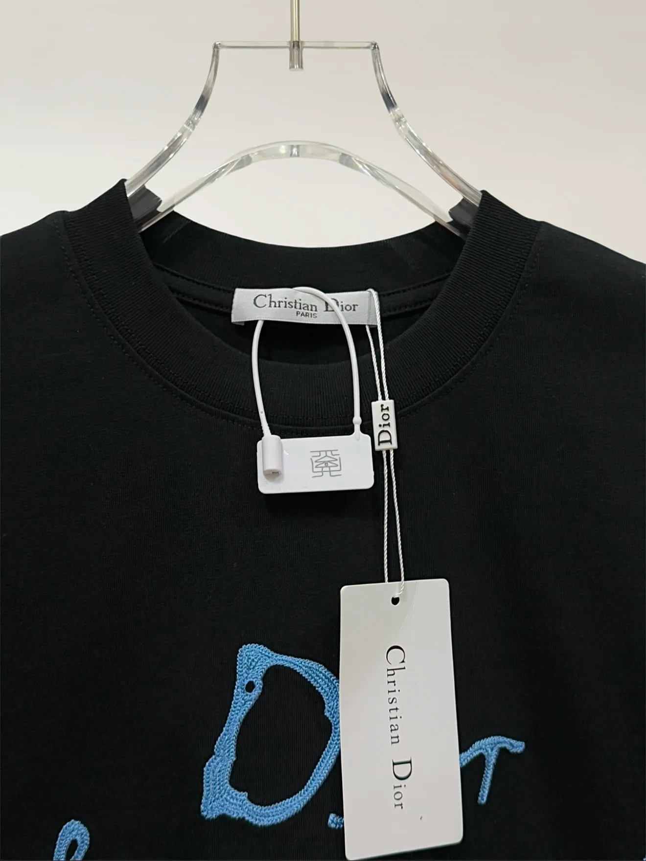 🅿️190 [Higher version] Dior* Dior SS25 new version short-sleeved men and women 👫, on sale simultaneously! Customized 32-count 280g combed fabric, original craft thread, designed with blue letter logo embroidery craft! Simple and elegant, easy to match and versatile, extremely high-grade, perfectly integrated into fashion and style, it is a top-notch fashionable style that is perfect for outer wear! The whole thing gives people a natural feeling! The ultimate classic versatile short-sleeved T-shirt, the ultimate in heavy work and perfection! Fans who pursue high quality should rush to buy it by themselves, and we sincerely invite all fans who know the goods to appreciate this model together! All three standards are complete! Color: white/black Size: S to xL