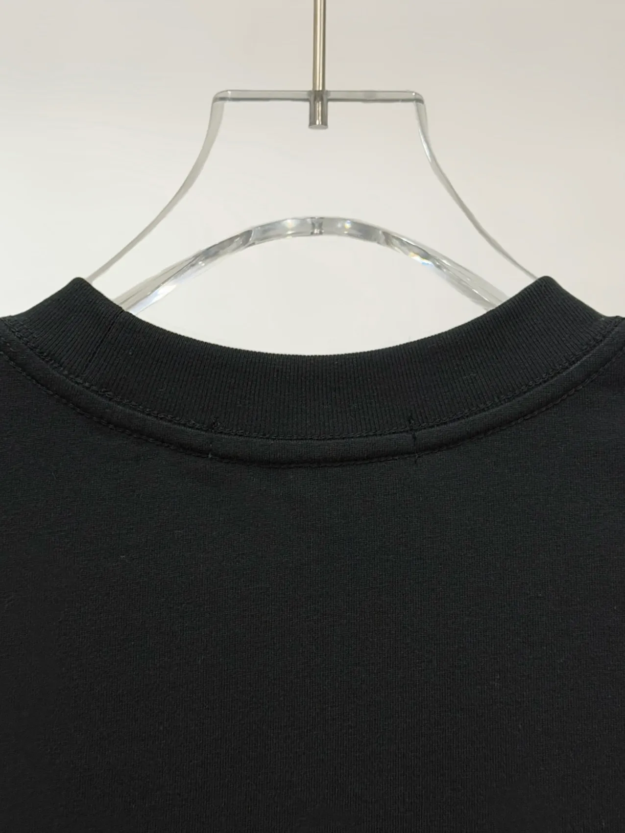 🅿️190 [Higher version] Dior* Dior SS25 new version short-sleeved men and women 👫, on sale simultaneously! Customized 32-count 280g combed fabric, original craft thread, designed with blue letter logo embroidery craft! Simple and elegant, easy to match and versatile, extremely high-grade, perfectly integrated into fashion and style, it is a top-notch fashionable style that is perfect for outer wear! The whole thing gives people a natural feeling! The ultimate classic versatile short-sleeved T-shirt, the ultimate in heavy work and perfection! Fans who pursue high quality should rush to buy it by themselves, and we sincerely invite all fans who know the goods to appreciate this model together! All three standards are complete! Color: white/black Size: S to xL