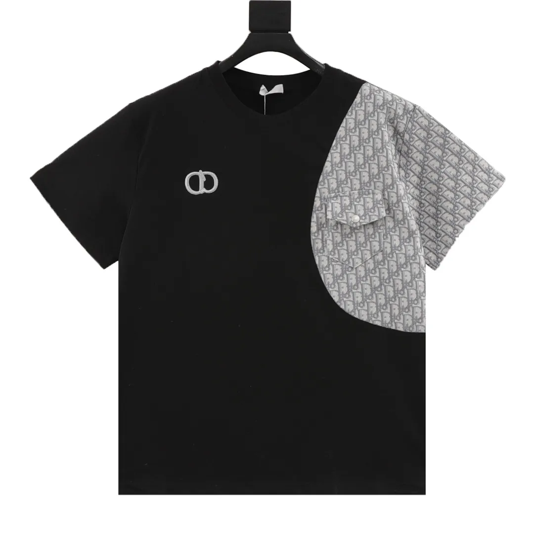 🅿️250 DIOR/Dior Embroidered Spliced ​​Round Neck Short Sleeves New Stitched Round Neck Short Sleeves A very popular style on the street, trendy men and trendy women must close their eyes to accept it. The channel's quality production, the whole process is very attentive. The actual texture is amazing, there are details inside and outside, and they can withstand your vicious and critical eyes! White knitted cotton spliced with Xiaodi's classic presbyopia. Both fabrics are customized, and they have a full texture when picked out individually. The fabric feels very solid, with high-density fabric lining. The lining is terry cotton, which is different from the ordinary terry cotton bottom. It is particularly fine and dense, soft and skin-friendly, close to the body, dry and breathable. The button details are also customized, full of luxury and extravagance. The version is the popular loose OS, which is easy and basic for boys and girls to wear at will. The CD letter embroidery on the chest is particularly full, three-dimensional and textured. The small details show the quality of the garments. Not only the appearance, but also the comfort! size：S-L