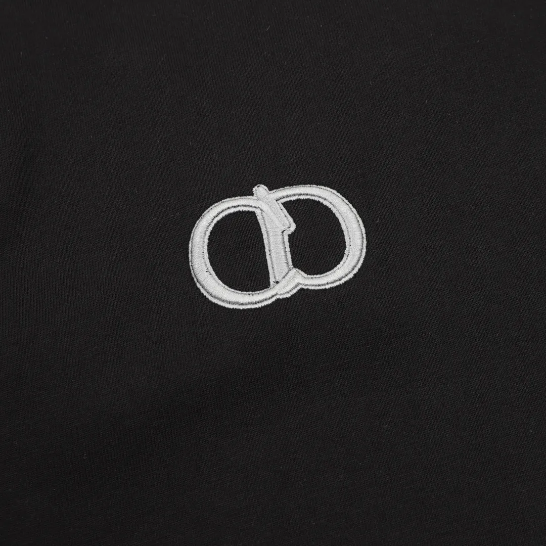 🅿️250 DIOR/Dior Embroidered Spliced ​​Round Neck Short Sleeves New Stitched Round Neck Short Sleeves A very popular style on the street, trendy men and trendy women must close their eyes to accept it. The channel's quality production, the whole process is very attentive. The actual texture is amazing, there are details inside and outside, and they can withstand your vicious and critical eyes! White knitted cotton spliced with Xiaodi's classic presbyopia. Both fabrics are customized, and they have a full texture when picked out individually. The fabric feels very solid, with high-density fabric lining. The lining is terry cotton, which is different from the ordinary terry cotton bottom. It is particularly fine and dense, soft and skin-friendly, close to the body, dry and breathable. The button details are also customized, full of luxury and extravagance. The version is the popular loose OS, which is easy and basic for boys and girls to wear at will. The CD letter embroidery on the chest is particularly full, three-dimensional and textured. The small details show the quality of the garments. Not only the appearance, but also the comfort! size：S-L