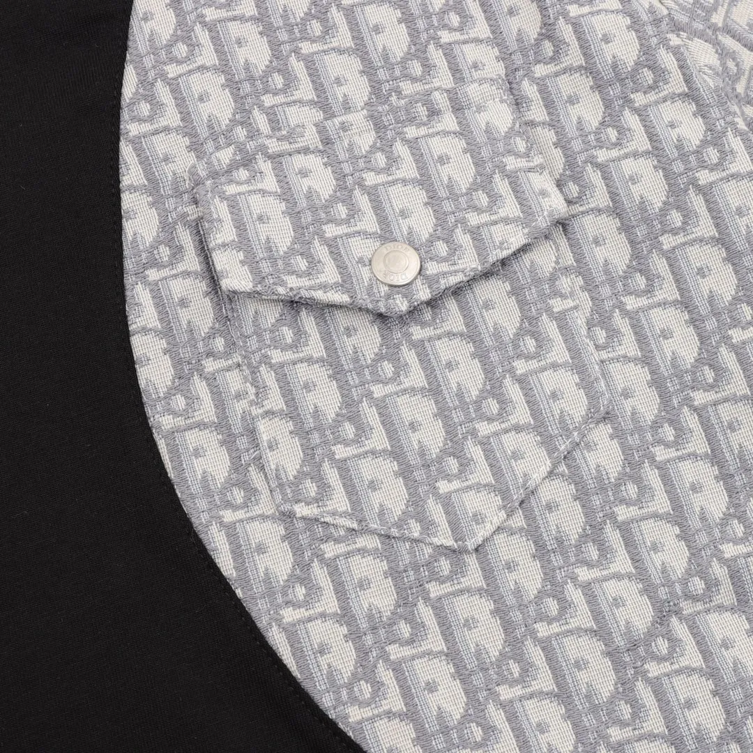 🅿️250 DIOR/Dior Embroidered Spliced ​​Round Neck Short Sleeves New Stitched Round Neck Short Sleeves A very popular style on the street, trendy men and trendy women must close their eyes to accept it. The channel's quality production, the whole process is very attentive. The actual texture is amazing, there are details inside and outside, and they can withstand your vicious and critical eyes! White knitted cotton spliced with Xiaodi's classic presbyopia. Both fabrics are customized, and they have a full texture when picked out individually. The fabric feels very solid, with high-density fabric lining. The lining is terry cotton, which is different from the ordinary terry cotton bottom. It is particularly fine and dense, soft and skin-friendly, close to the body, dry and breathable. The button details are also customized, full of luxury and extravagance. The version is the popular loose OS, which is easy and basic for boys and girls to wear at will. The CD letter embroidery on the chest is particularly full, three-dimensional and textured. The small details show the quality of the garments. Not only the appearance, but also the comfort! size：S-L