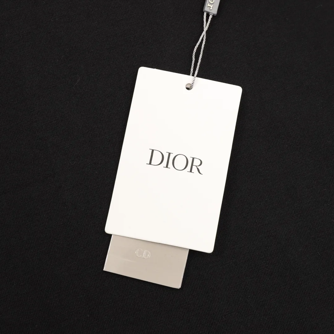 🅿️250 DIOR/Dior Embroidered Spliced ​​Round Neck Short Sleeves New Stitched Round Neck Short Sleeves A very popular style on the street, trendy men and trendy women must close their eyes to accept it. The channel's quality production, the whole process is very attentive. The actual texture is amazing, there are details inside and outside, and they can withstand your vicious and critical eyes! White knitted cotton spliced with Xiaodi's classic presbyopia. Both fabrics are customized, and they have a full texture when picked out individually. The fabric feels very solid, with high-density fabric lining. The lining is terry cotton, which is different from the ordinary terry cotton bottom. It is particularly fine and dense, soft and skin-friendly, close to the body, dry and breathable. The button details are also customized, full of luxury and extravagance. The version is the popular loose OS, which is easy and basic for boys and girls to wear at will. The CD letter embroidery on the chest is particularly full, three-dimensional and textured. The small details show the quality of the garments. Not only the appearance, but also the comfort! size：S-L