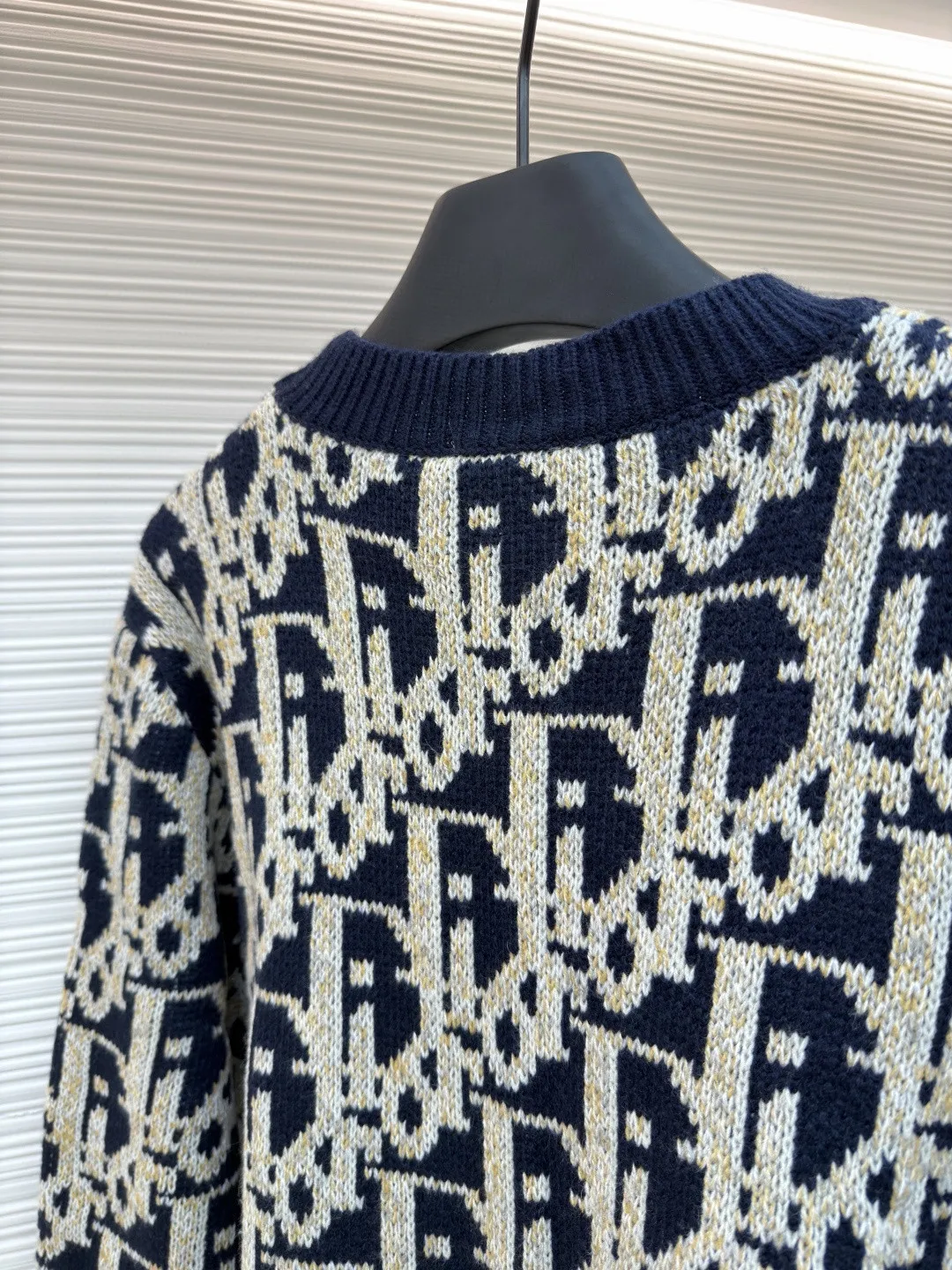 Dior presbyopic crew neck sweater ●Original version: Purchased and developed for 13500 ●Item number: 1681287-A85 ●Fabric: wool blended fabric ●Technology: jacquard weaving ●Version: fitted version ●Weight: about 660 grams ●Size: S-M-L ●Description: The wool is custom-dyed with imported premium 100% wool yarn, and jacquard weaving is carried out using an imported 5-gauge wool loom. A single piece takes 190 minutes, and is woven at a parallel and even speed. The whole piece of clothing is clear. The drawings are drawn by experienced masters, and the pattern is positioned according to YB. Specific three-label washing. The overall wiring is straight and delicate. The fabric is comfortable and soft, and the color is consistent without color difference. It can be matched with the same style to create a fashionable look, and can be used in various occasions. Customized accessories, complete with three standards, same style for men and women!