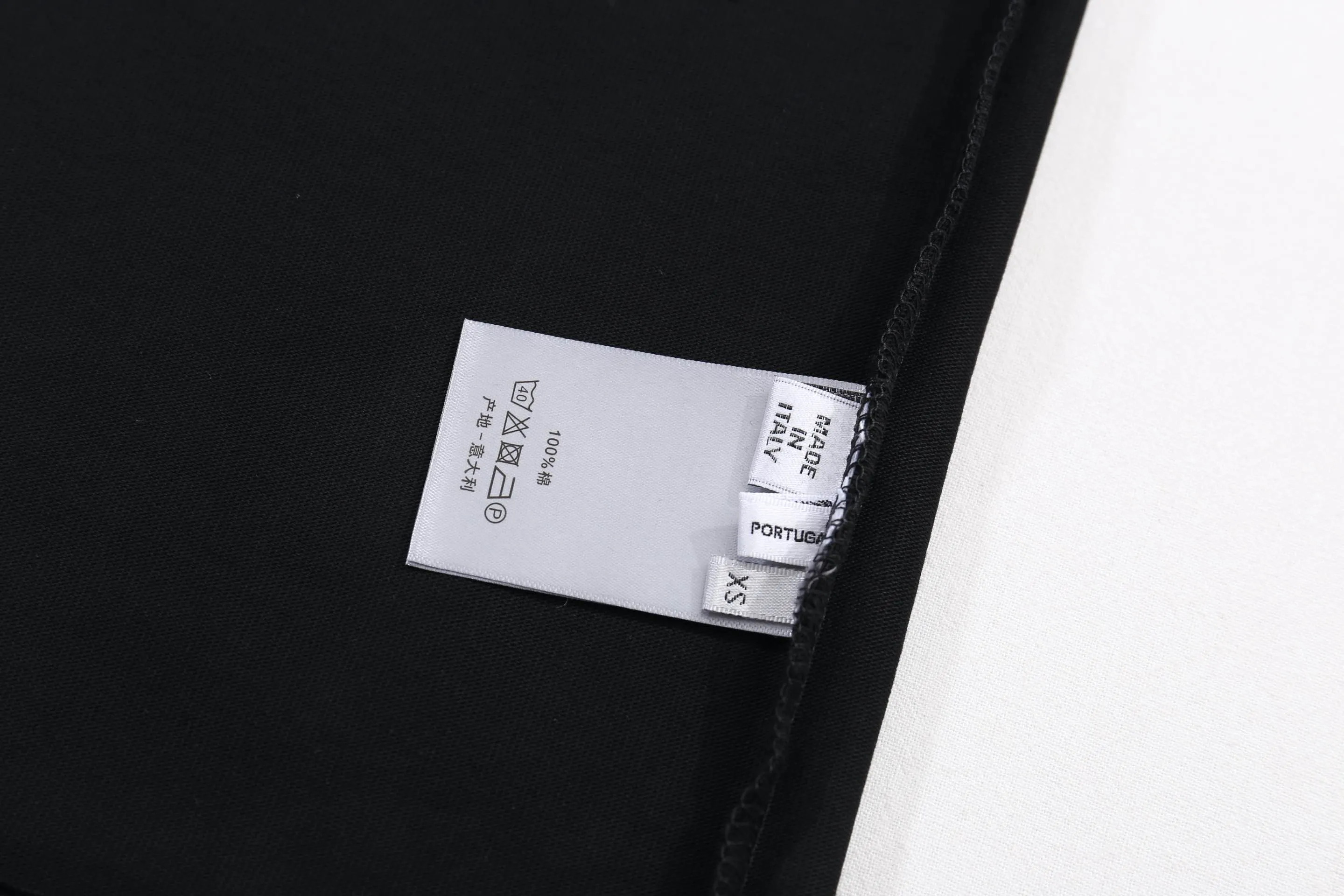 🅿️190 High-quality new Dior 2024 new handwritten signature loose-fitting T-shirt. This T-shirt is decorated with a handwritten style Christian1947 flocking logo, highlighting Mr. Dior’s signature and the year the Dior brand launched its first series. Crafted from black cotton jersey in a relaxed fit, it features a classic ribbed crew neck. Enhances any casual look. Double yarn cotton cover cotton fabric is a special double yarn fabric, which is made of double layers of gauze interwoven. Its yarn fineness is very small, making the fabric more delicate, soft and comfortable to wear. At the same time, the double-layer yarn structure makes the fabric have very good hygroscopic properties, which can effectively wick away sweat and keep the body dry; it is also moisture-proof and