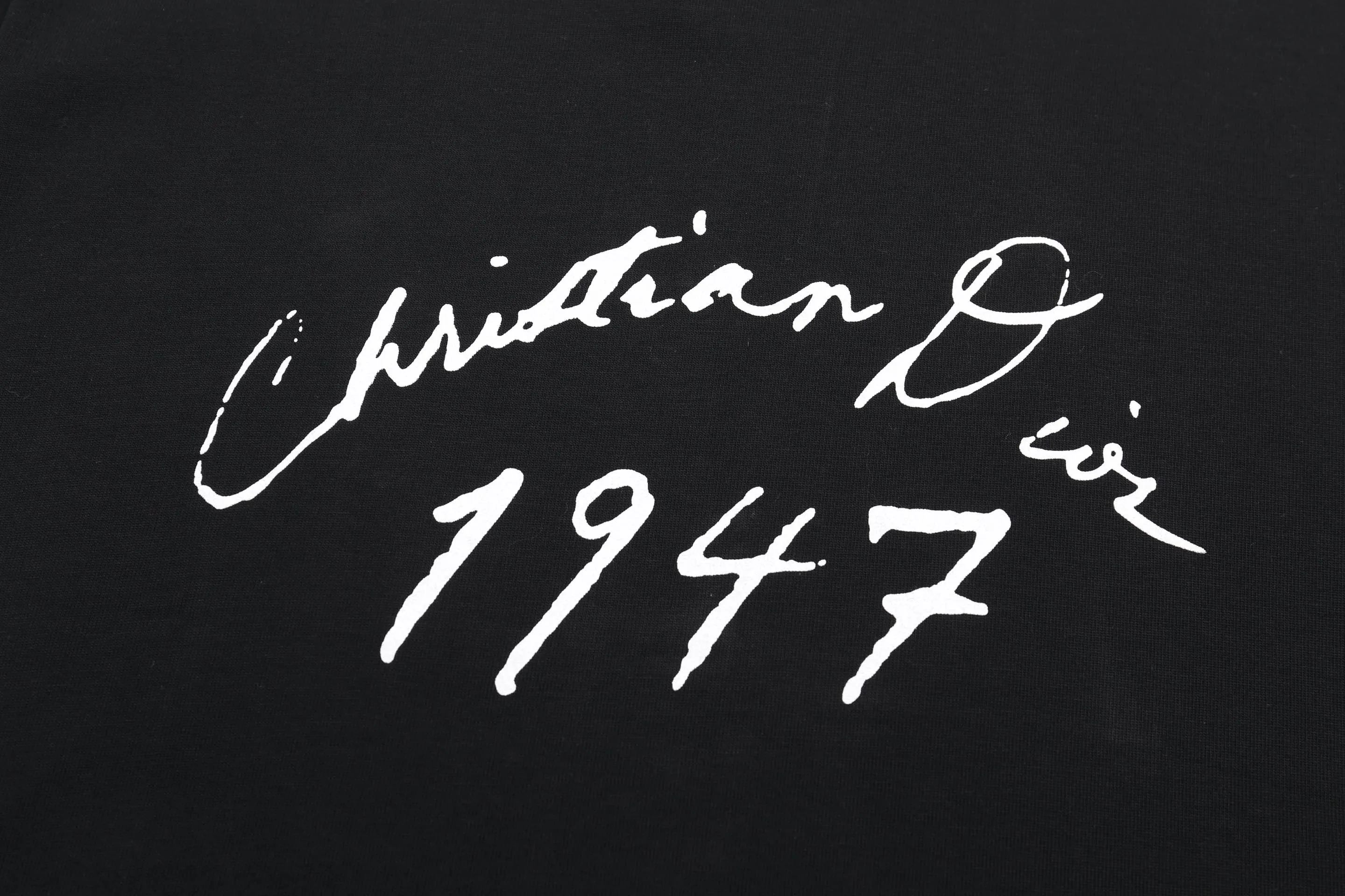🅿️190 High-quality new Dior 2024 new handwritten signature loose-fitting T-shirt. This T-shirt is decorated with a handwritten style Christian1947 flocking logo, highlighting Mr. Dior’s signature and the year the Dior brand launched its first series. Crafted from black cotton jersey in a relaxed fit, it features a classic ribbed crew neck. Enhances any casual look. Double yarn cotton cover cotton fabric is a special double yarn fabric, which is made of double layers of gauze interwoven. Its yarn fineness is very small, making the fabric more delicate, soft and comfortable to wear. At the same time, the double-layer yarn structure makes the fabric have very good hygroscopic properties, which can effectively wick away sweat and keep the body dry; it is also moisture-proof and