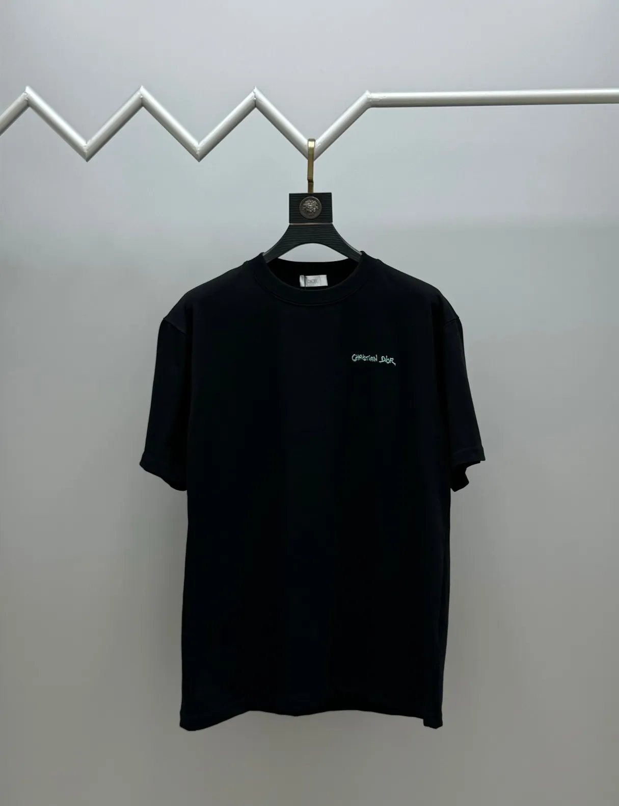 🅿️210 (top version, differentiated currency) will not be taken off the shelves all year round, sell with confidence Style: Dior/DIO.R short-sleeved T-shirt Fabric: 300g heavy double yarn 100% cotton Rib: 320g heavy Sorona 1*1 trendy brand Craftsmanship: imported machine embroidered logo Color: white black floral gray Size: XS S M L No gender distinction, the same style for men and women