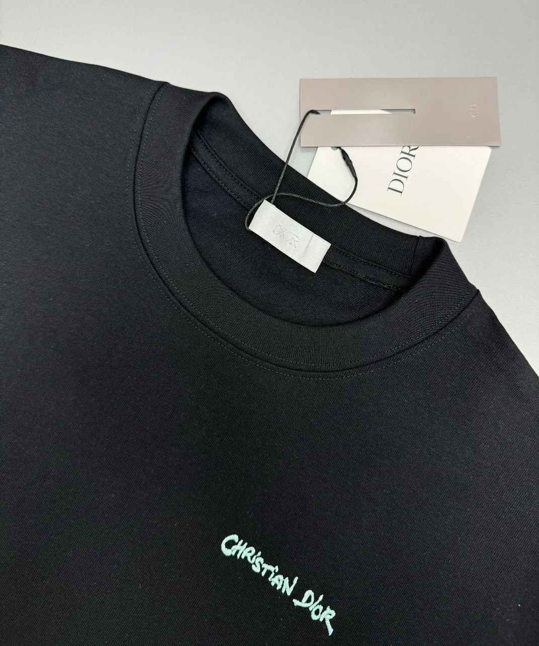🅿️210 (top version, differentiated currency) will not be taken off the shelves all year round, sell with confidence Style: Dior/DIO.R short-sleeved T-shirt Fabric: 300g heavy double yarn 100% cotton Rib: 320g heavy Sorona 1*1 trendy brand Craftsmanship: imported machine embroidered logo Color: white black floral gray Size: XS S M L No gender distinction, the same style for men and women