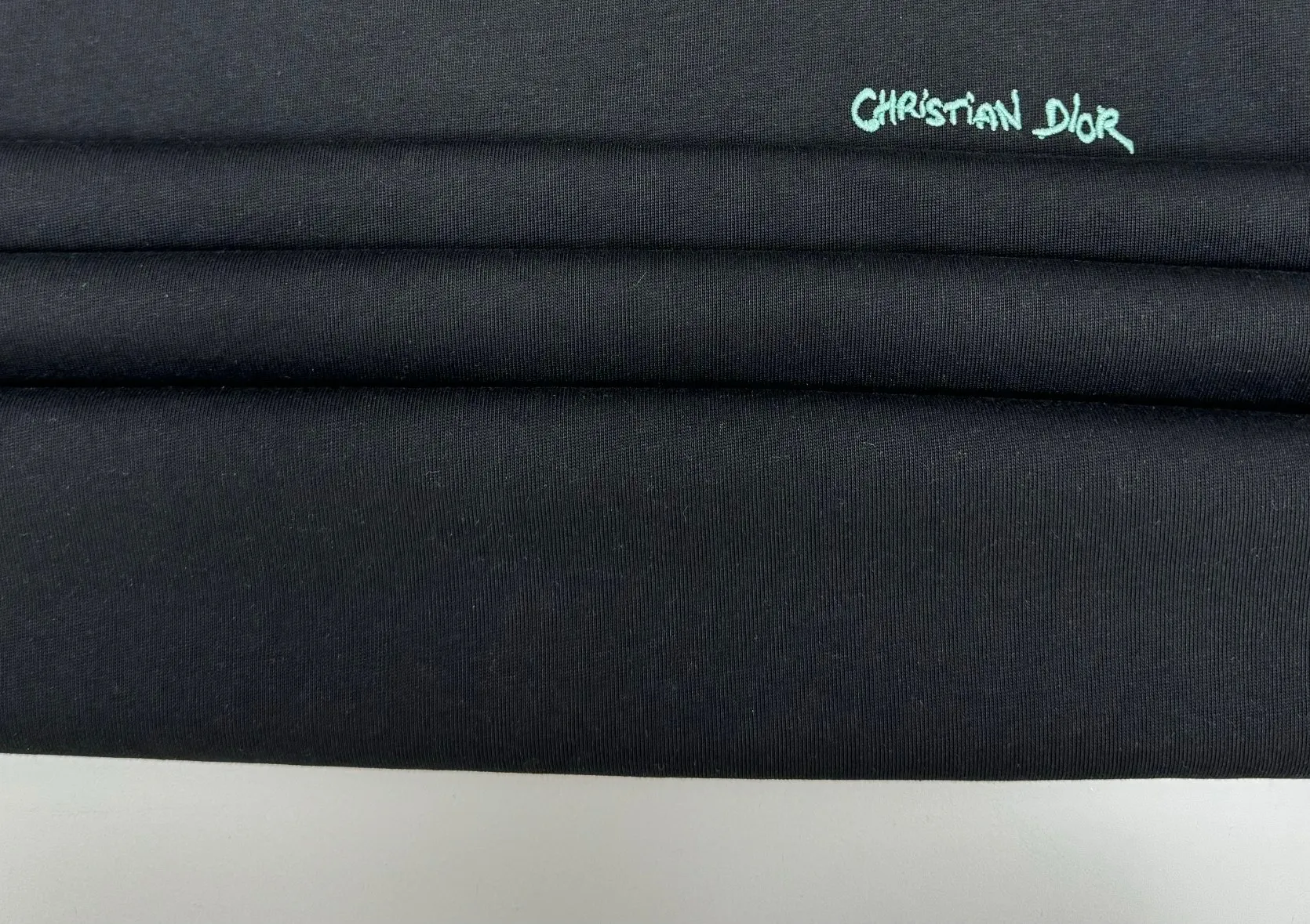 🅿️210 (top version, differentiated currency) will not be taken off the shelves all year round, sell with confidence Style: Dior/DIO.R short-sleeved T-shirt Fabric: 300g heavy double yarn 100% cotton Rib: 320g heavy Sorona 1*1 trendy brand Craftsmanship: imported machine embroidered logo Color: white black floral gray Size: XS S M L No gender distinction, the same style for men and women