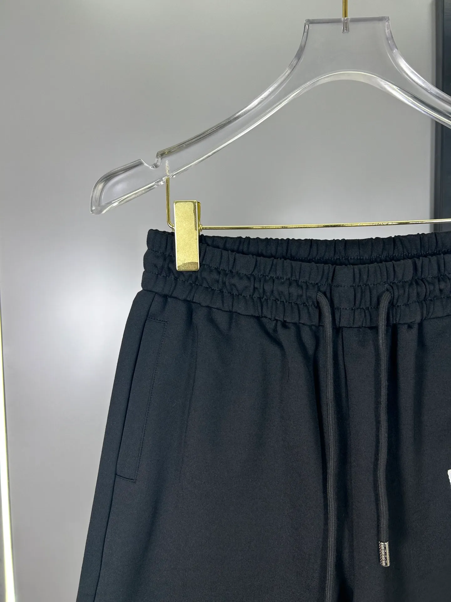 🅿️240 (high-end original specification version) Dior 2025ss trade channel goods. Casual sports shorts. An irresistible classic style with a slightly sharp casual fashion sense. Streamlined proportional tailoring creates a casual and versatile fit. The customer-supplied high-density 400g fabric is different from traditional knitted cotton fabrics. It feels soft and delicate, has a better texture, is comfortable and skin-friendly, anti-wrinkle and breathable. Modern classic urban benchmark with a new image. The drawstring waist design highlights the charm of sports and leisure. It shows the youthful and exuberant expression. Lazy and sexy... Size: S--XXL