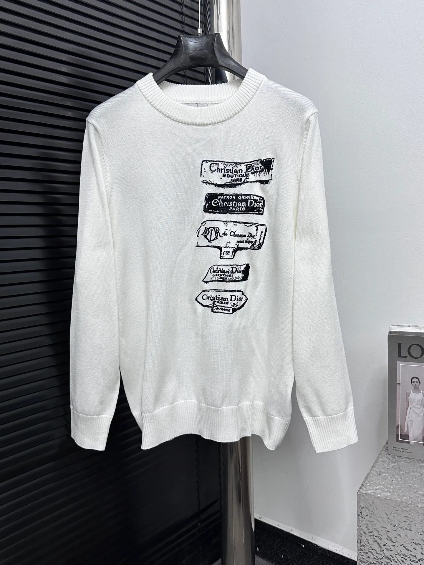 🅿️330 [Dior] Dior 25ss Archives Logo Embroidered Round Neck Knitted Sweater The Archives Labels logo is reinterpreted with an embroidered version of the brand label. Made of white wool jersey with ribbed crew neck, cuffs and hem. It is characterized by timeless charm and is perfect for adding a touch of elegance to spring looks. Archives Labels embroidered at chest. Ribbed crew neck, cuffs, and hem. Size: S M L
