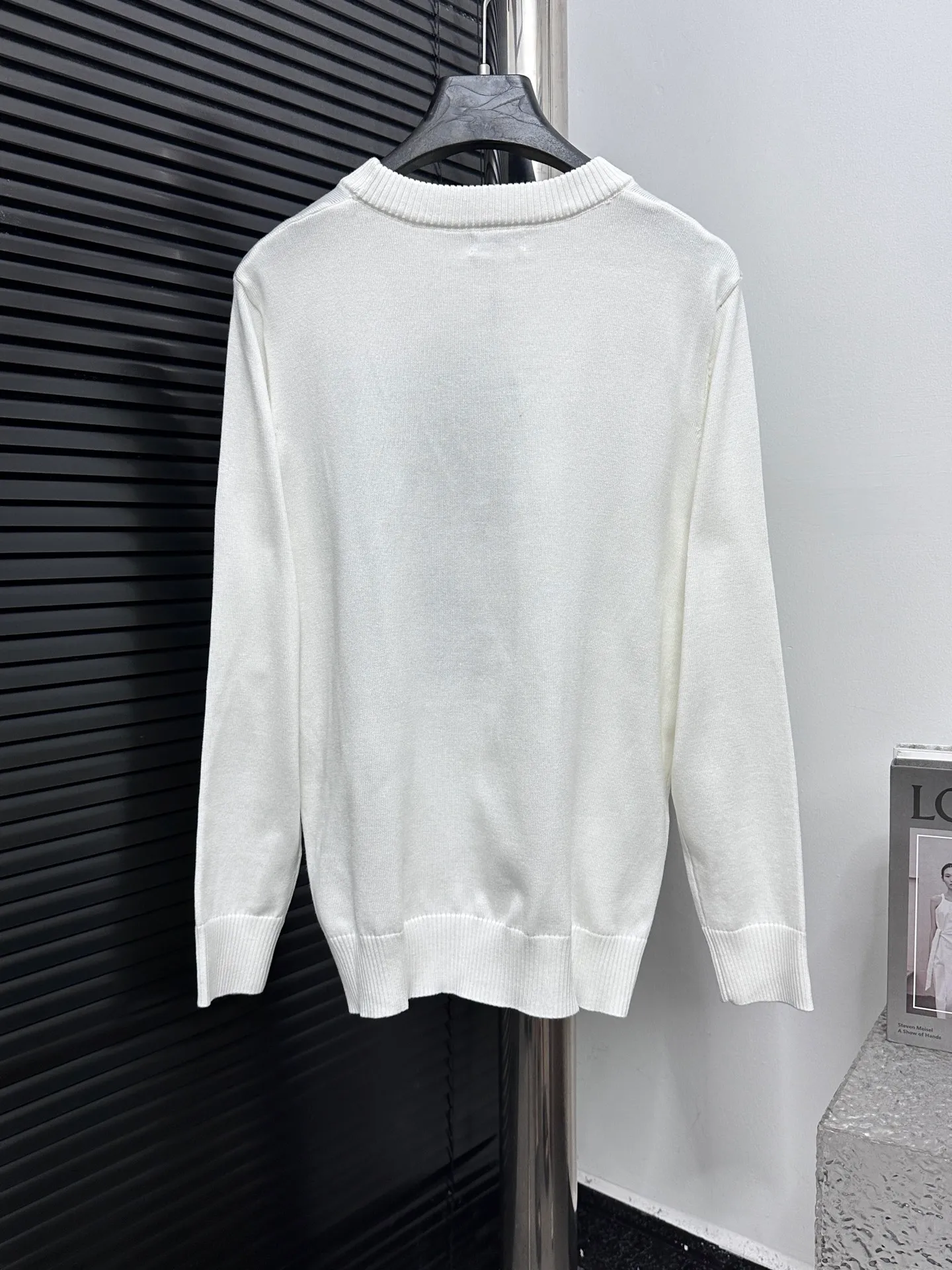 🅿️330 [Dior] Dior 25ss Archives Logo Embroidered Round Neck Knitted Sweater The Archives Labels logo is reinterpreted with an embroidered version of the brand label. Made of white wool jersey with ribbed crew neck, cuffs and hem. It is characterized by timeless charm and is perfect for adding a touch of elegance to spring looks. Archives Labels embroidered at chest. Ribbed crew neck, cuffs, and hem. Size: S M L