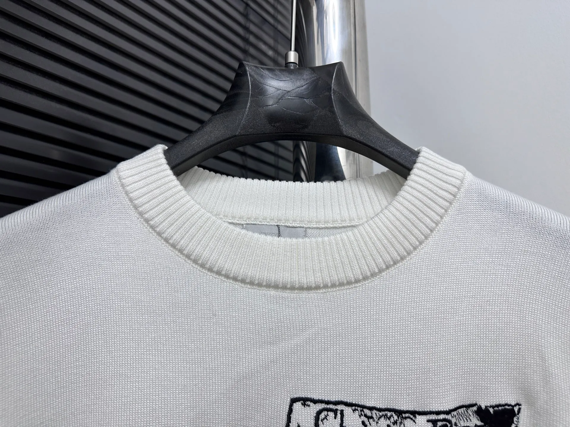 🅿️330 [Dior] Dior 25ss Archives Logo Embroidered Round Neck Knitted Sweater The Archives Labels logo is reinterpreted with an embroidered version of the brand label. Made of white wool jersey with ribbed crew neck, cuffs and hem. It is characterized by timeless charm and is perfect for adding a touch of elegance to spring looks. Archives Labels embroidered at chest. Ribbed crew neck, cuffs, and hem. Size: S M L
