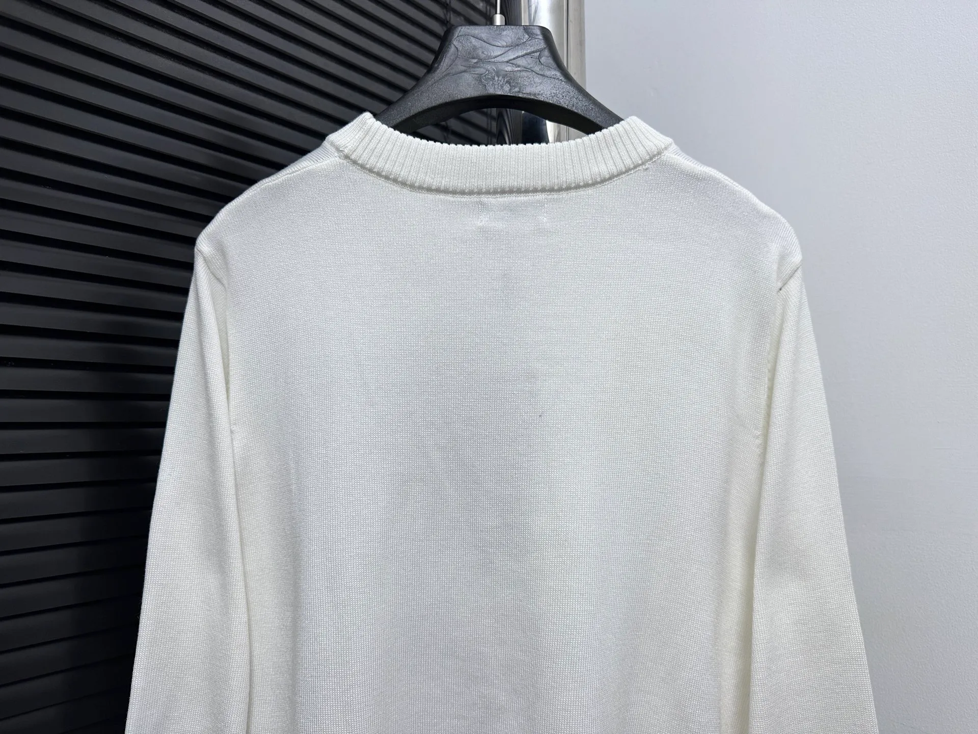🅿️330 [Dior] Dior 25ss Archives Logo Embroidered Round Neck Knitted Sweater The Archives Labels logo is reinterpreted with an embroidered version of the brand label. Made of white wool jersey with ribbed crew neck, cuffs and hem. It is characterized by timeless charm and is perfect for adding a touch of elegance to spring looks. Archives Labels embroidered at chest. Ribbed crew neck, cuffs, and hem. Size: S M L