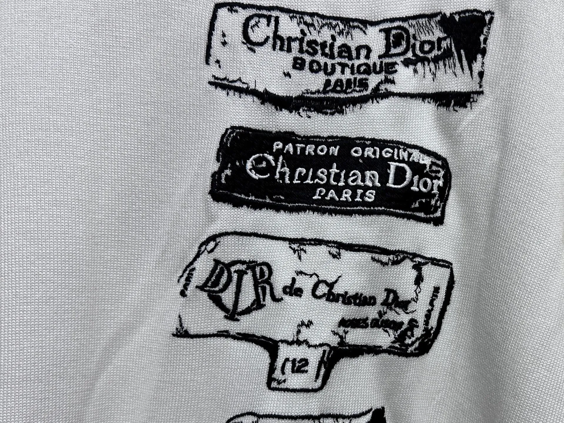 🅿️330 [Dior] Dior 25ss Archives Logo Embroidered Round Neck Knitted Sweater The Archives Labels logo is reinterpreted with an embroidered version of the brand label. Made of white wool jersey with ribbed crew neck, cuffs and hem. It is characterized by timeless charm and is perfect for adding a touch of elegance to spring looks. Archives Labels embroidered at chest. Ribbed crew neck, cuffs, and hem. Size: S M L